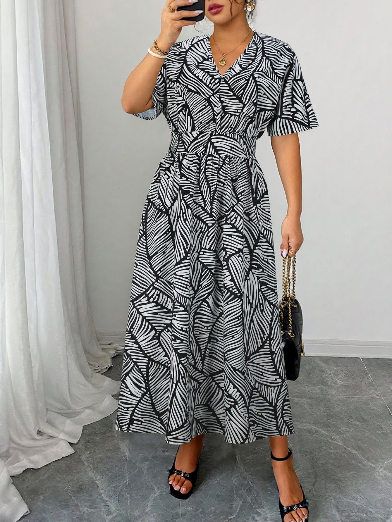 Fashionable V-Neck Black & White Contrast Dress Spring/Summer Women's Wear 4