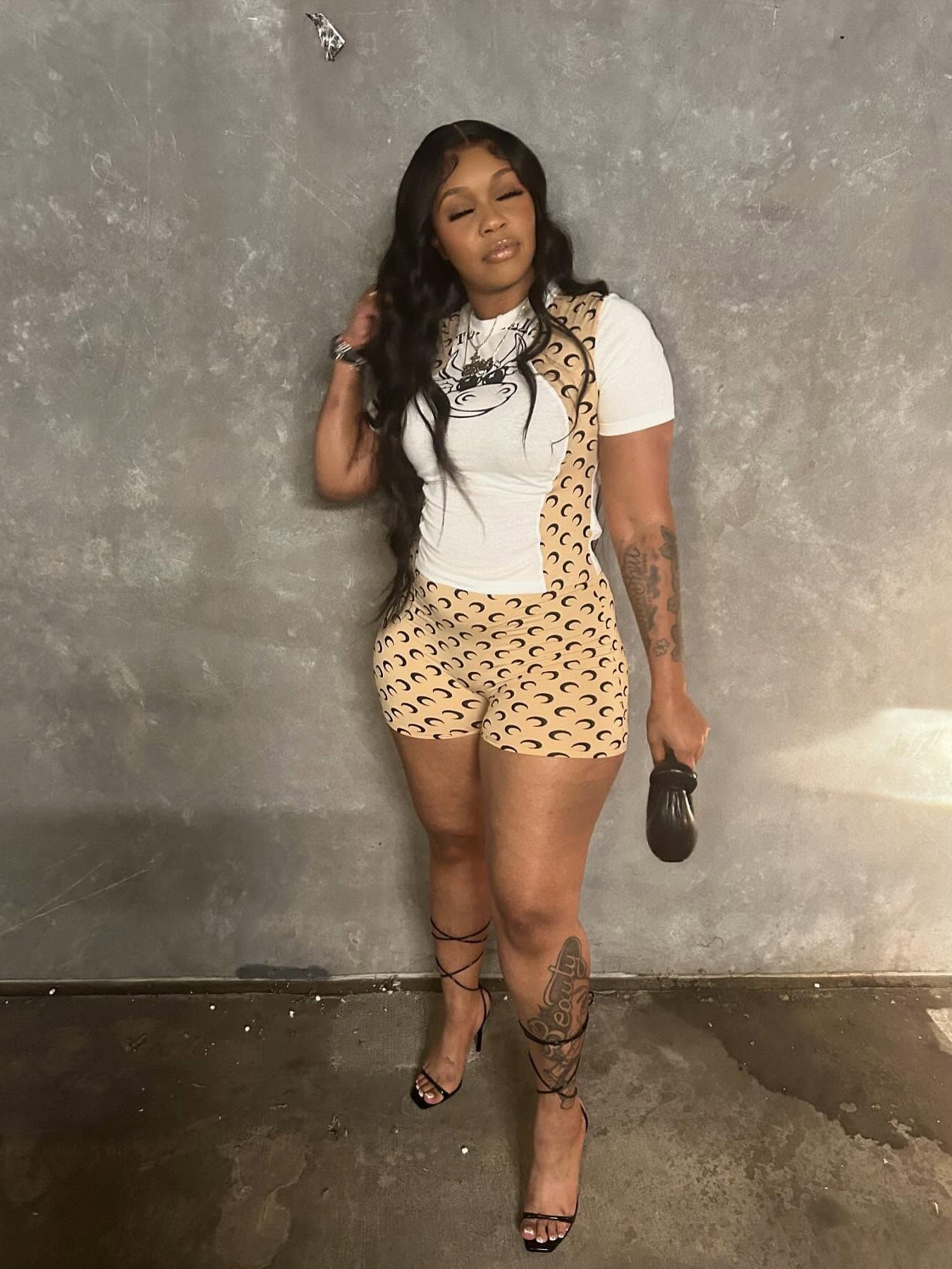 Women color matching short-sleeved top and printed shorts two-piece set 4