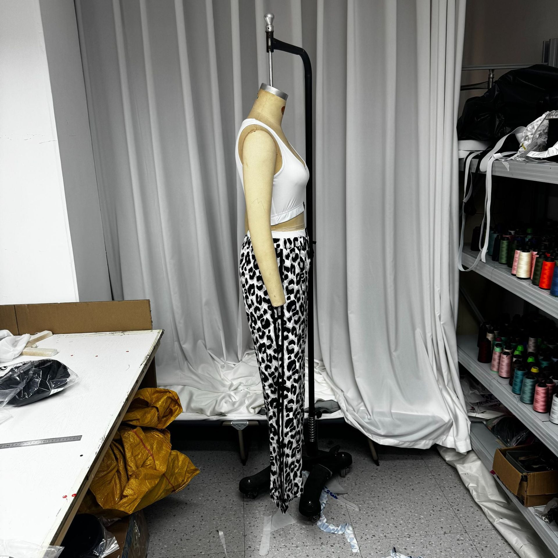 Women's Casual Sleeveless Solid Top Leopard Print Pants Two-Piece Set 6