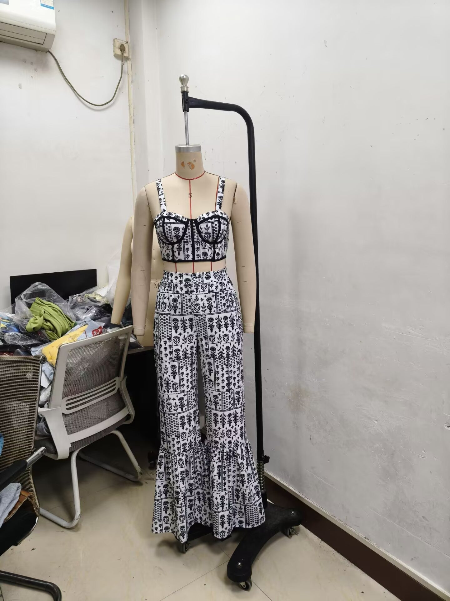 Women's Fashion Black/White Print Strap Top High-Waist Bell Bottom Pants Two-Piece Set 8