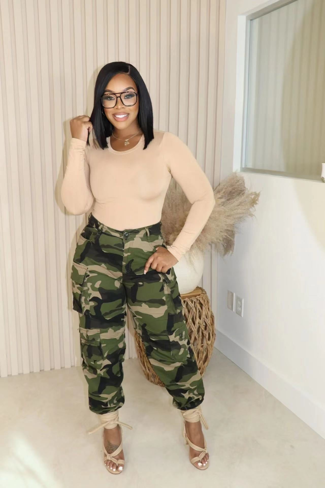 Women camouflage print accordion pocket trousers