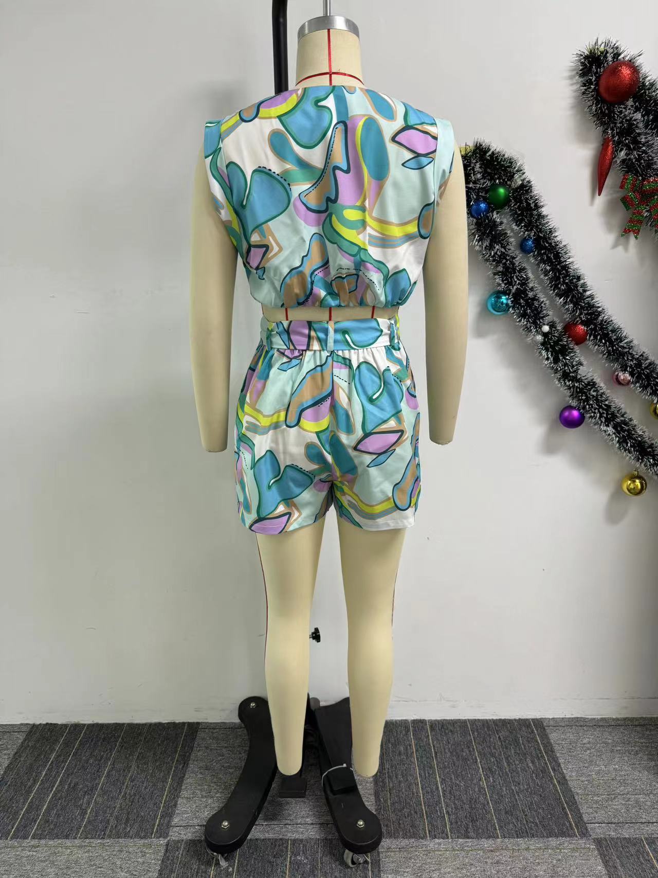 Women Printed V-Neck Sleeveless Top and Pleated Wide-Leg Shorts Two-Piece Set 10