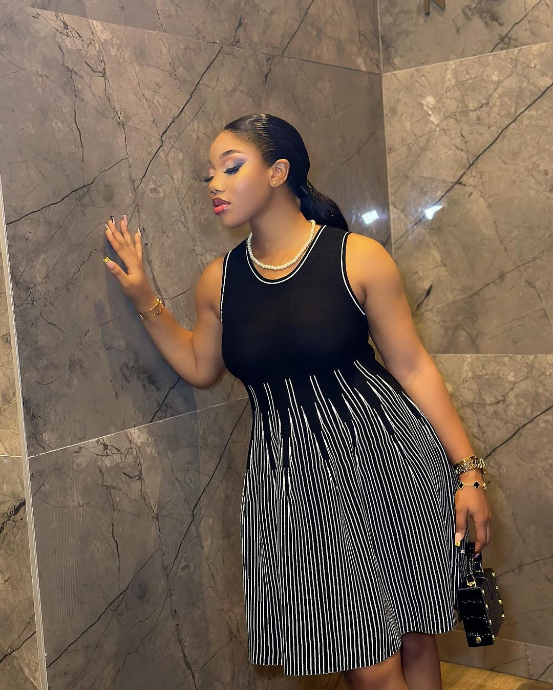 Women Sleeveless Round Neck Striped Dress 3