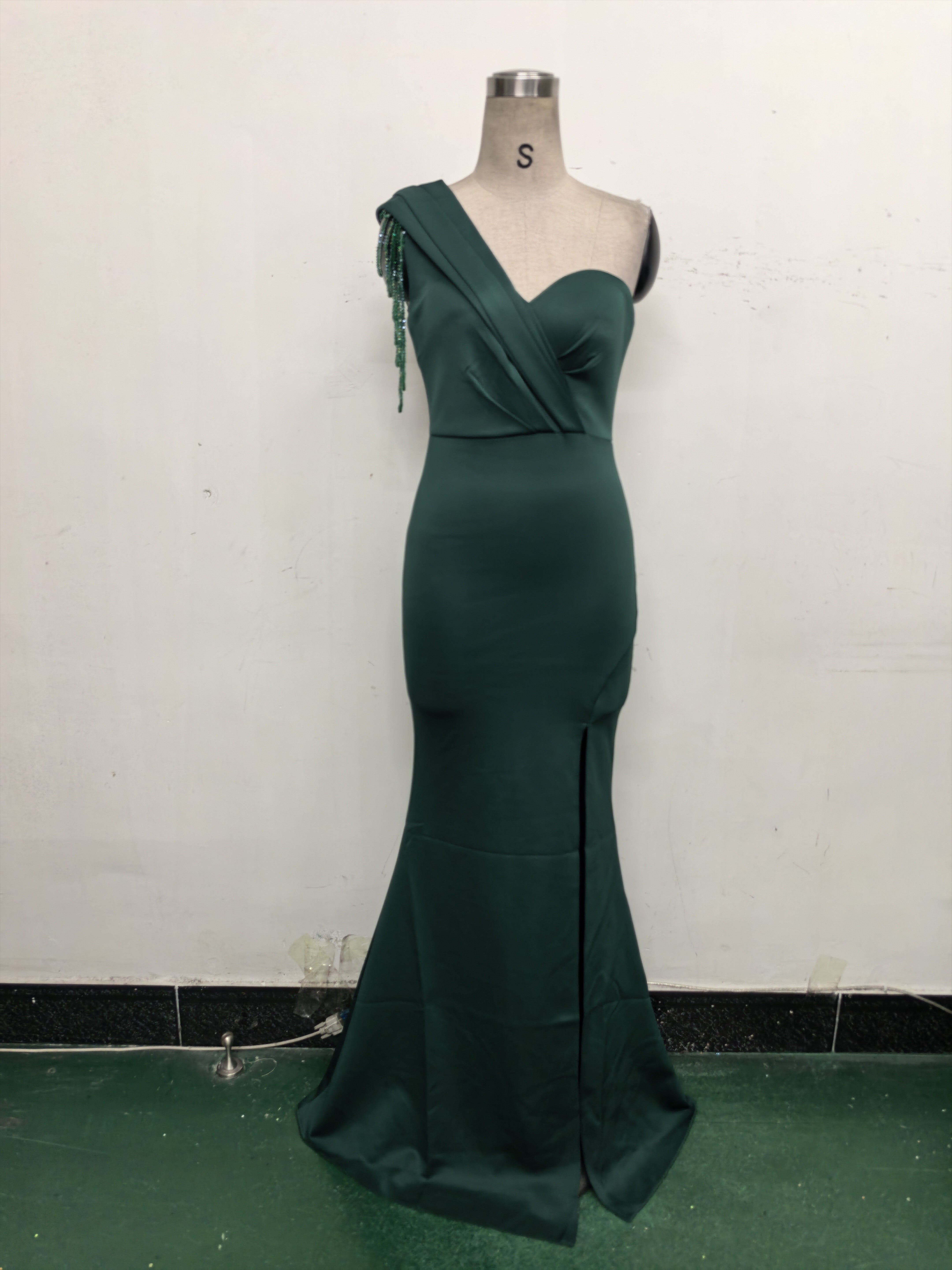Women sexy and elegant evening beaded one-shoulder slit evening dress 44