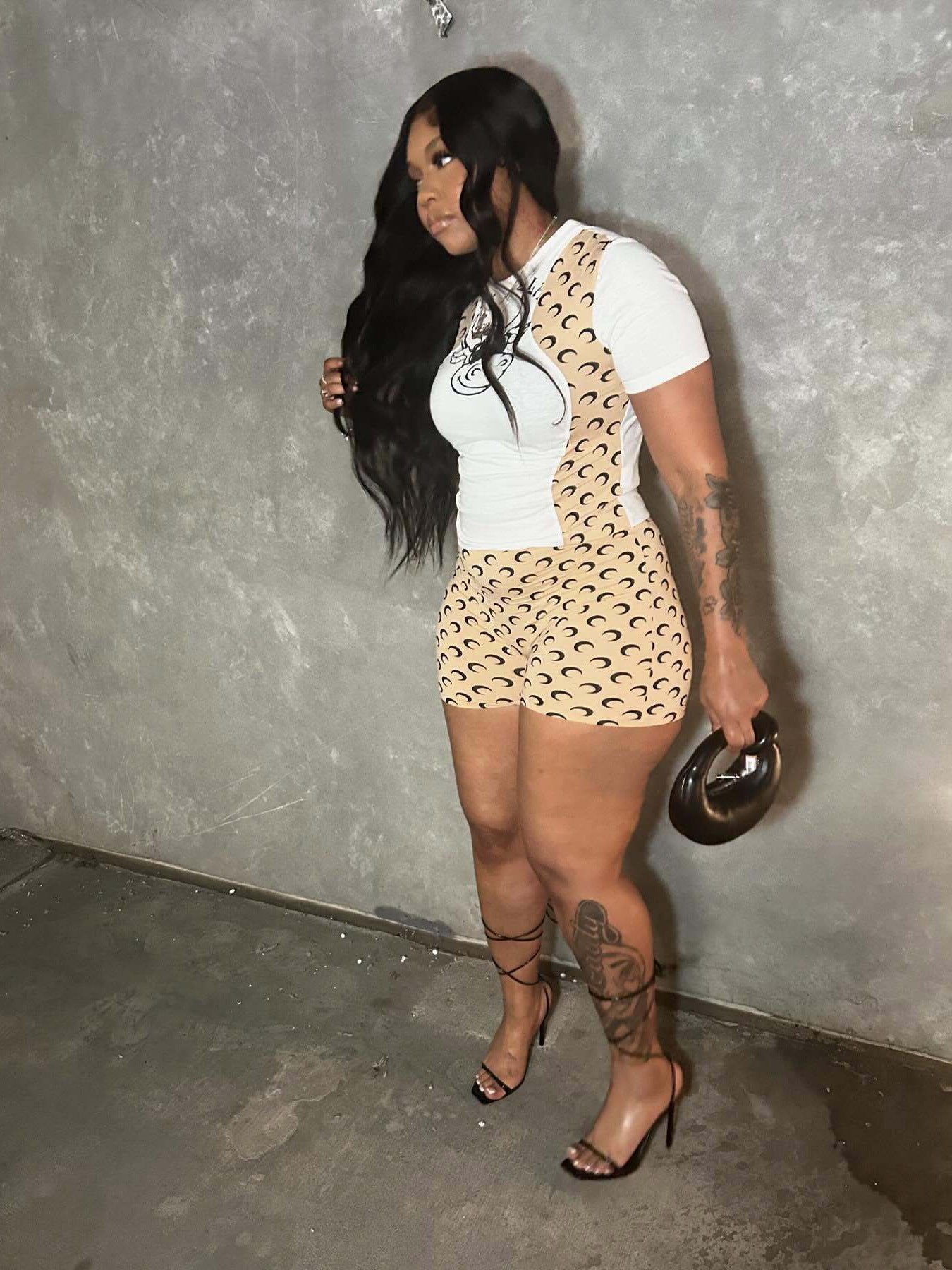 Women color matching short-sleeved top and printed shorts two-piece set 5