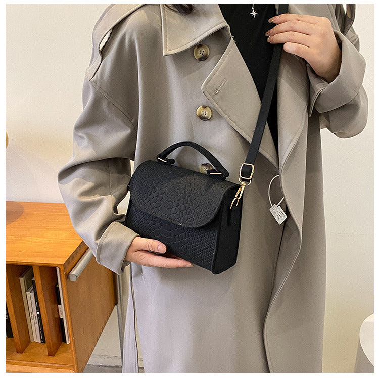 Underarm bag Korean spring popular felt bag crocodile pattern indentation Messenger bag Small square bag Shoulder bag 14