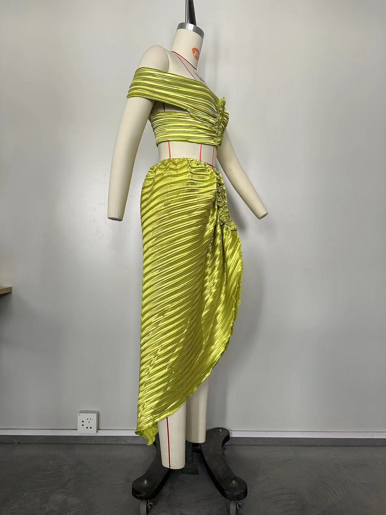 Women Solid Pleated Off Shoulder Top and Skirt Two-Piece Set 13