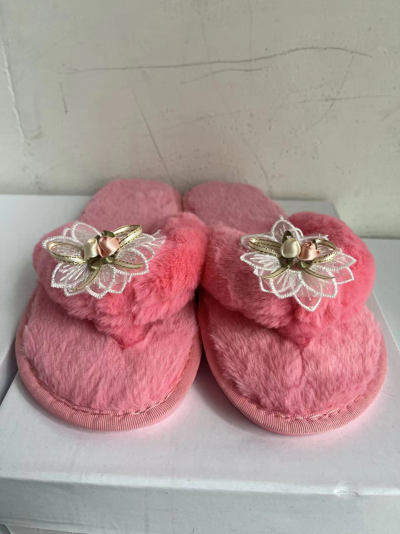Women warm furry slippers 19