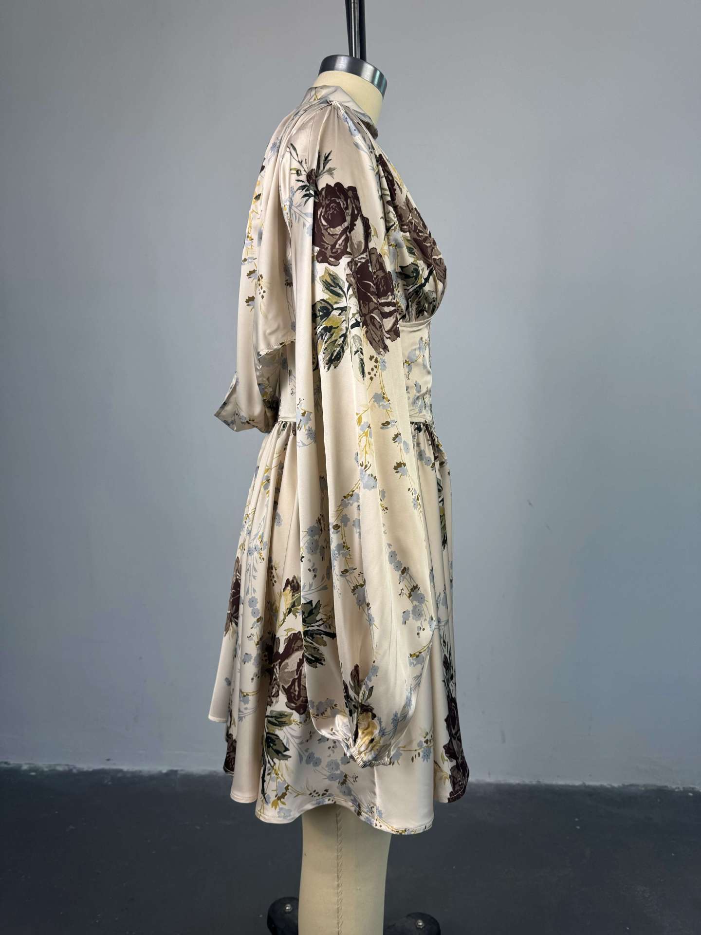 Women spring elegant printed v-neck lantern sleeve dress 4