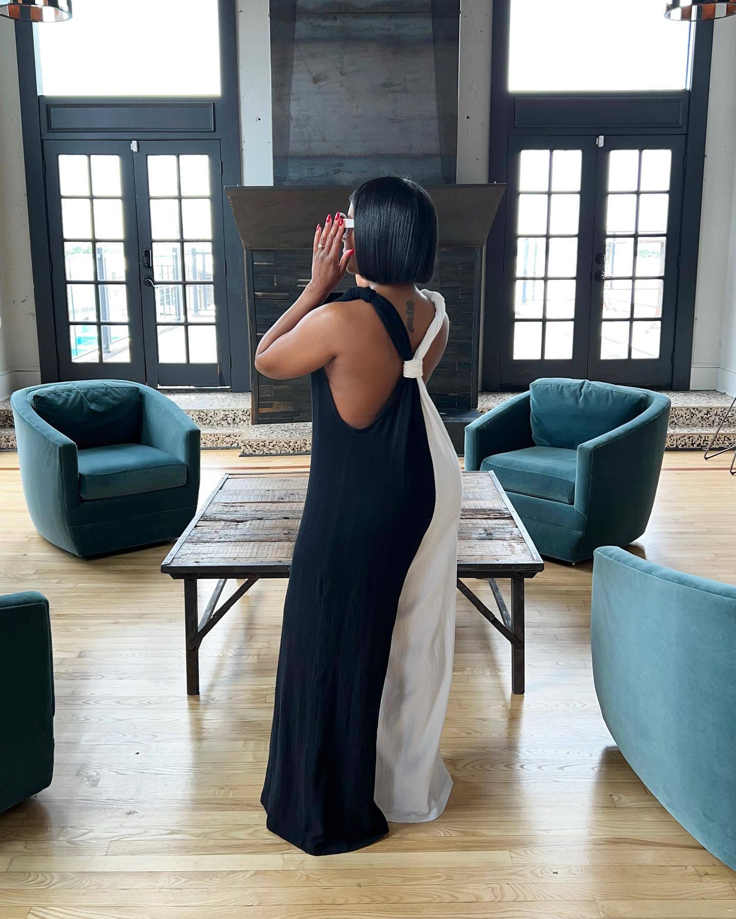 Women's Black And White Contrast V-Neck Straps Wide Leg Jumpsuit 4