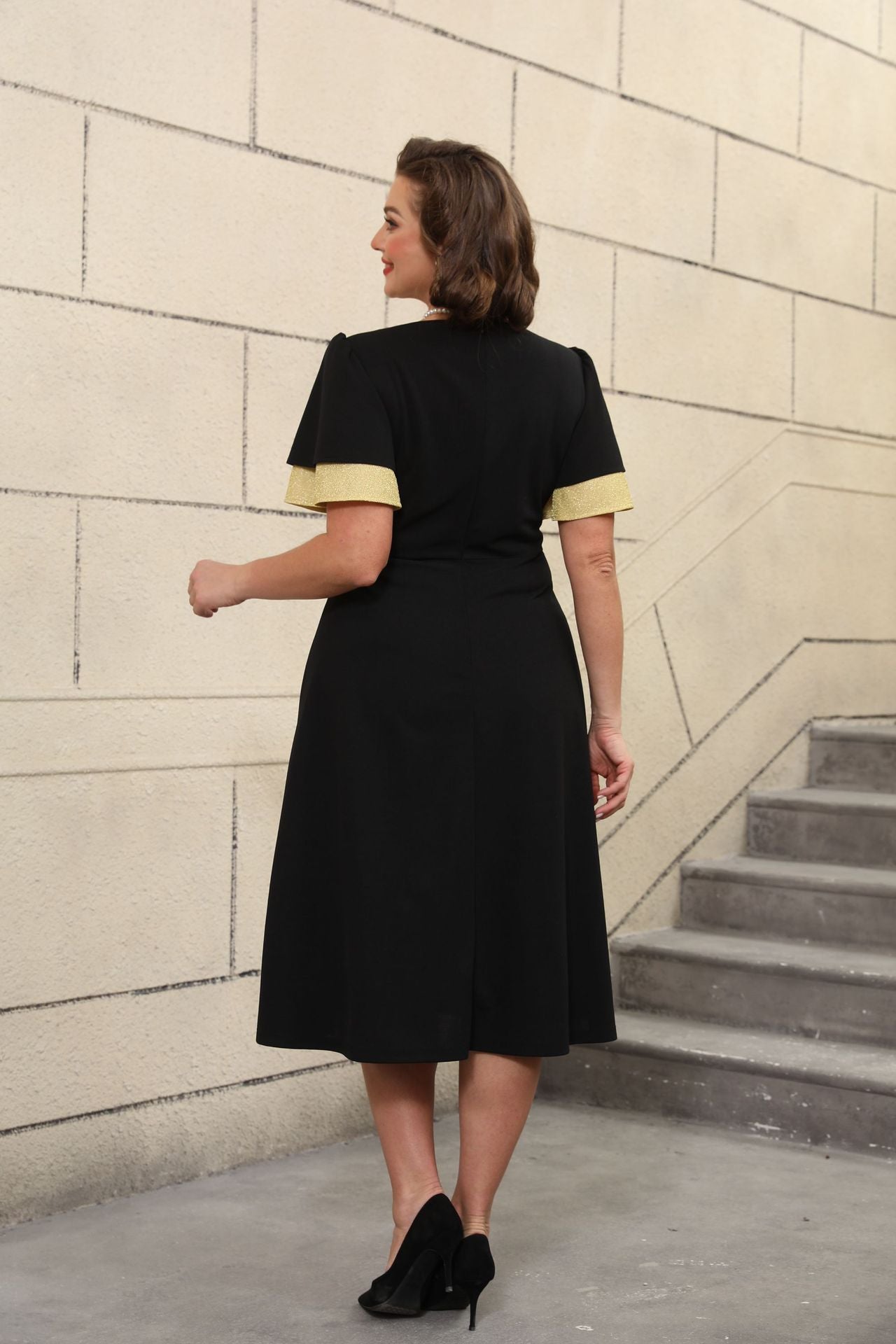 Plus Size Contrast Color Patchwork Ruffle-Sleeve A-Line Black Dress 3