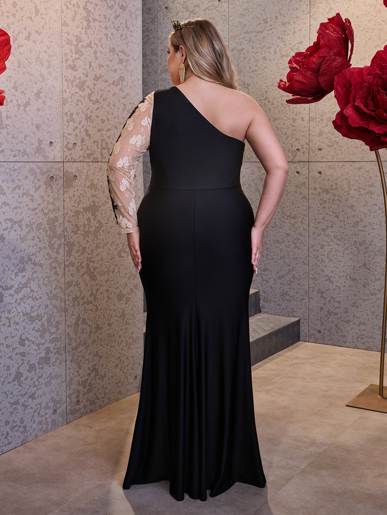 Plus-Size Women Elegant Lace One-Shoulder Sexy Evening Dress 3