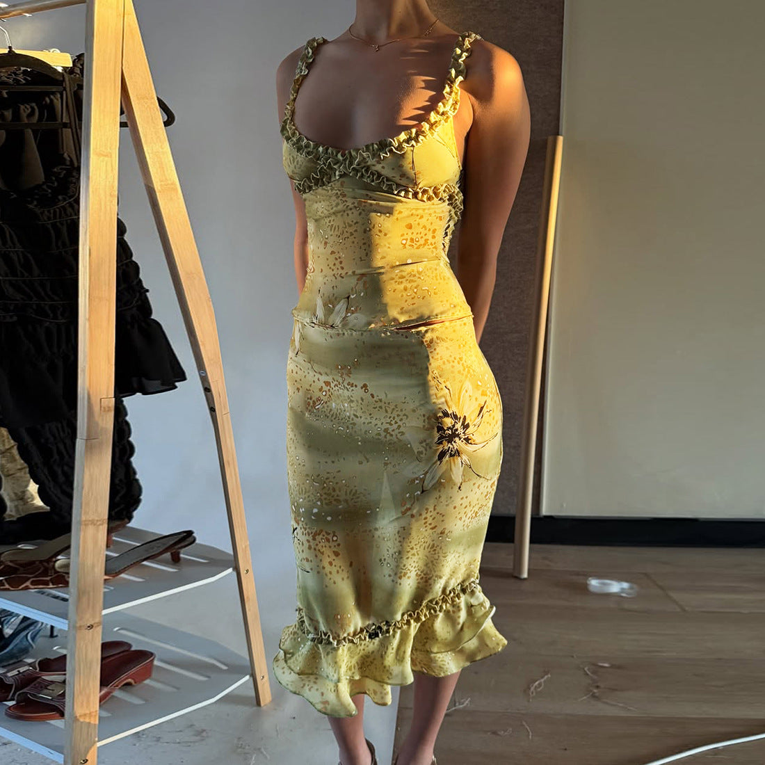 Fashion Women's V-Neck Low-Cut Camisole with Ruffle Edge Floral Print Skirt Set