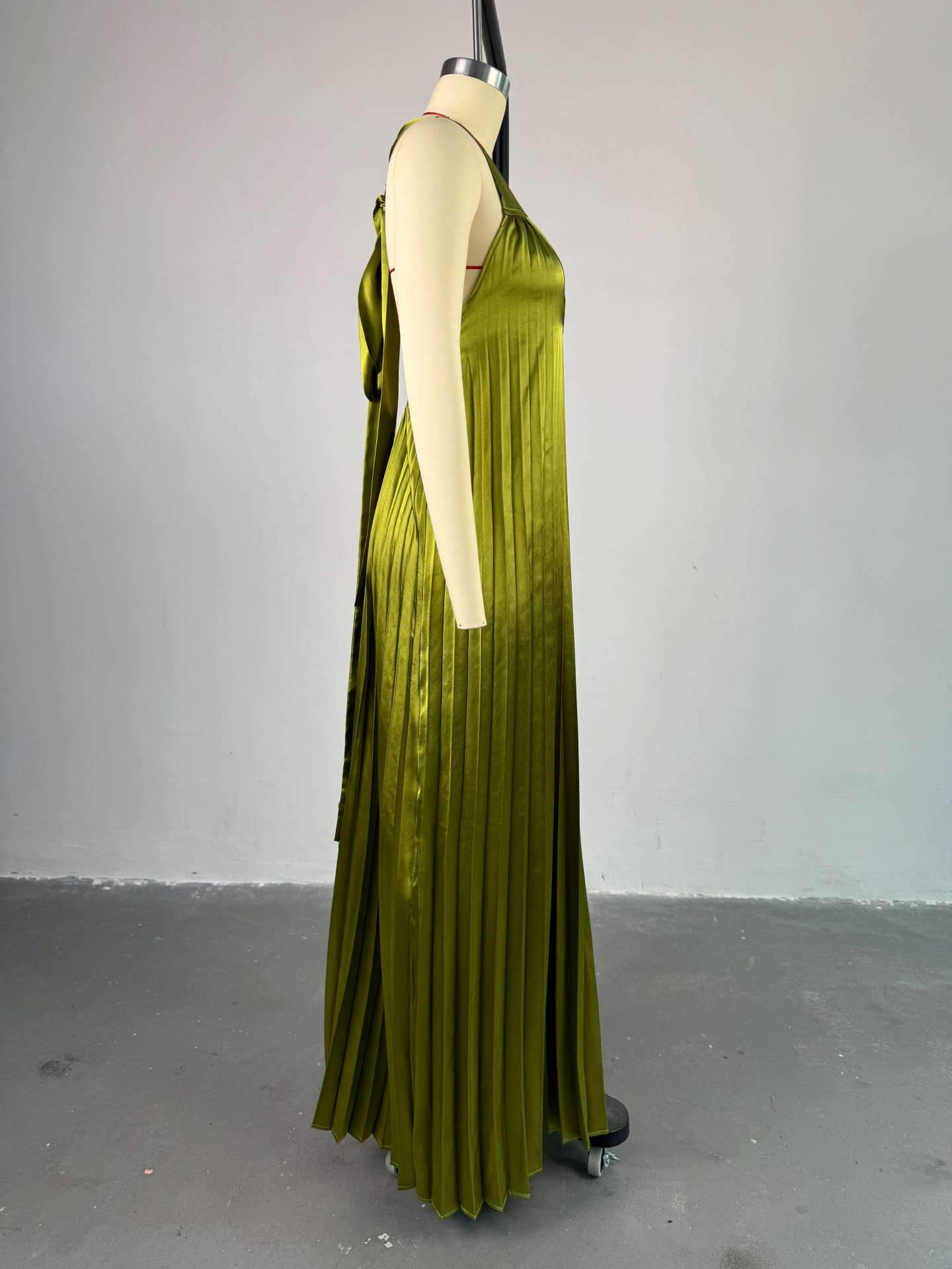 Autumn Women Halter Neck V-neck Backless pleated dress 6