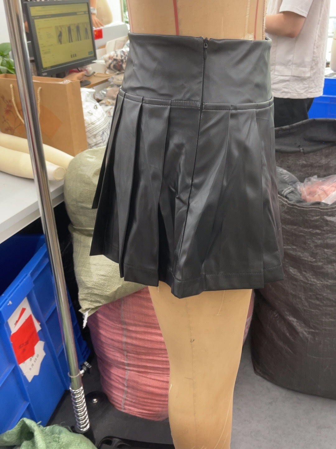 Women Zipper Pu Leather Pleated Skirt 5