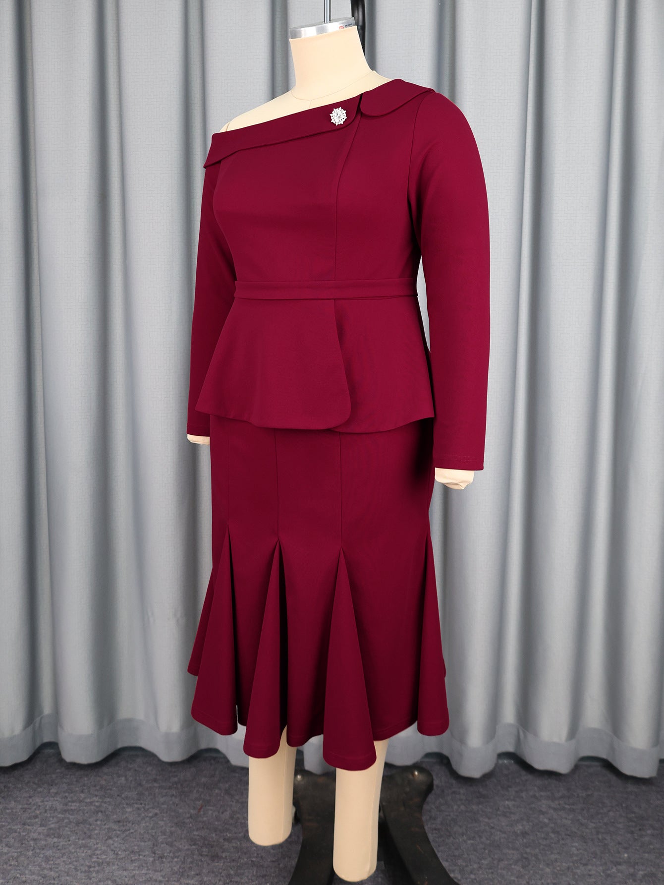 Plus-Size Women Burgundy One-Shoulder Ruffle Long-Sleeved Top Mermaid Skirt Elegant Two-Piece Suit 6