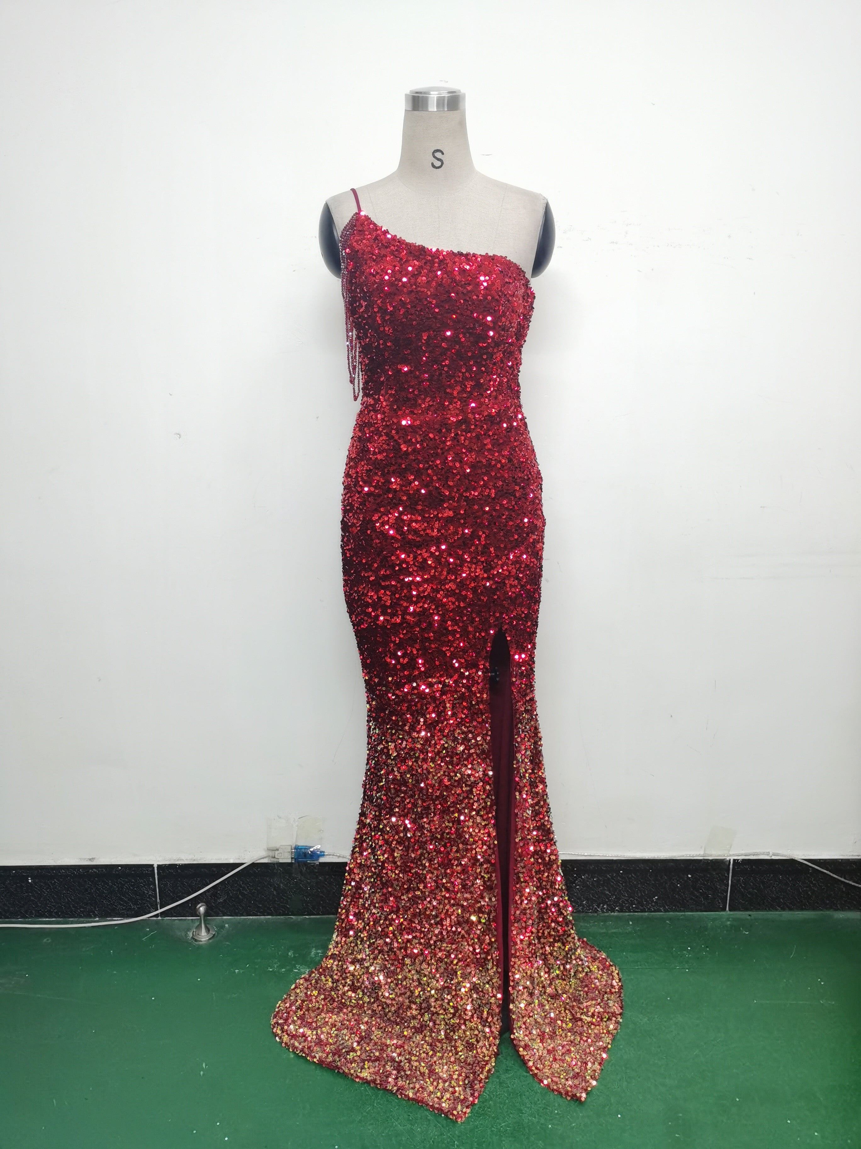 Gradient Sequins One-Shoulder Strap Evening Dress 34