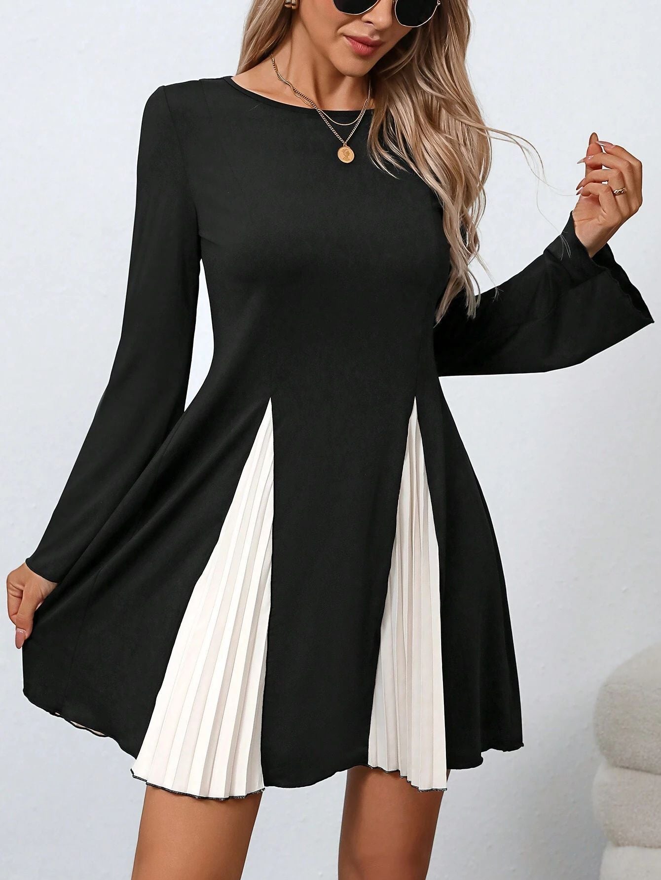 Women patchwork bell bottom sleeve pleated dress