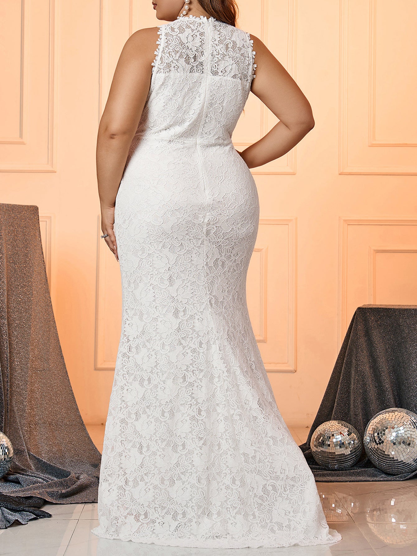 Women's Plus Size Elegant Lace Tail Wedding Dress 3