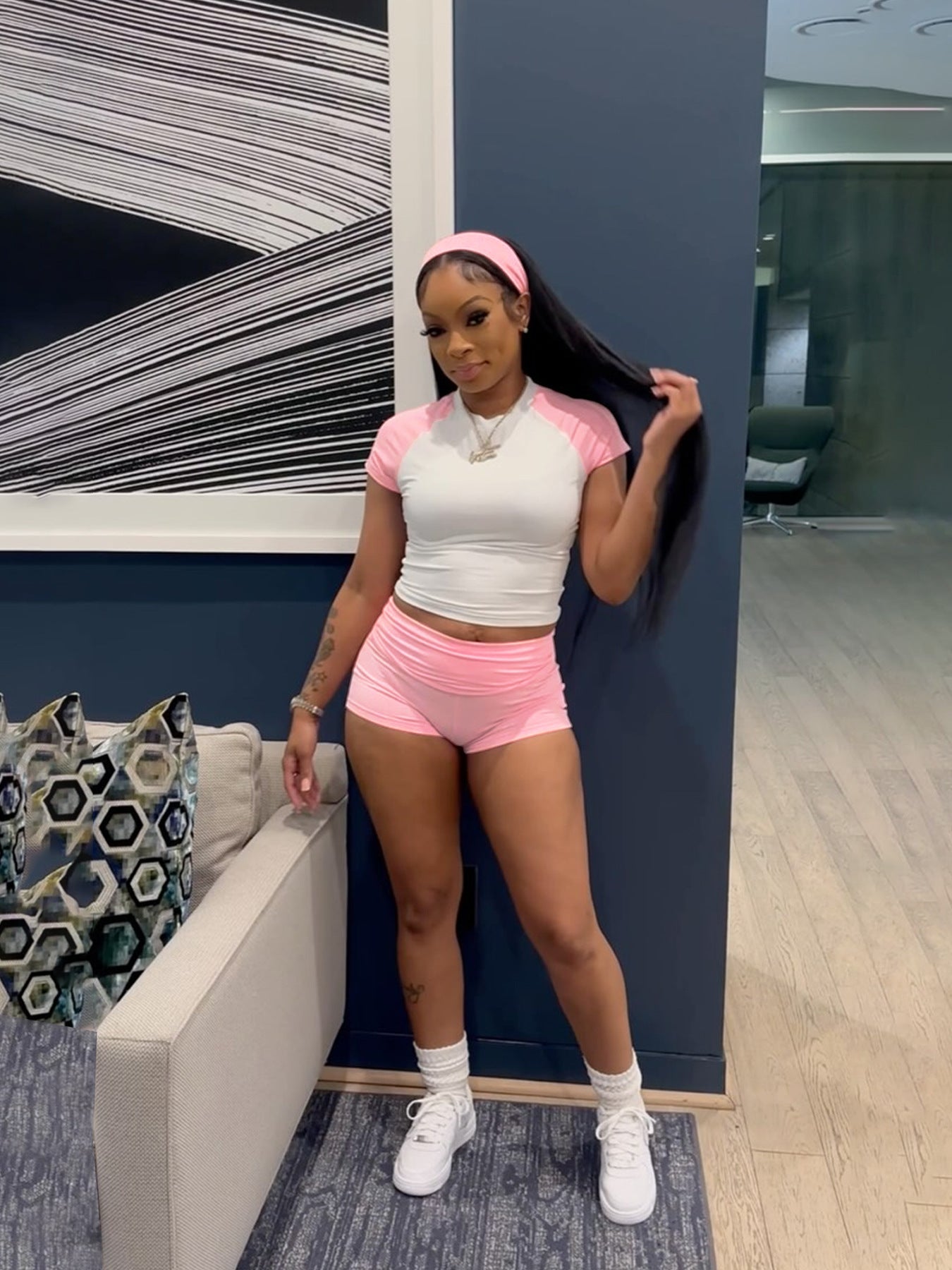 Women street raglan contrast short sleeve top and shorts Casual sports two piece set with headband 3