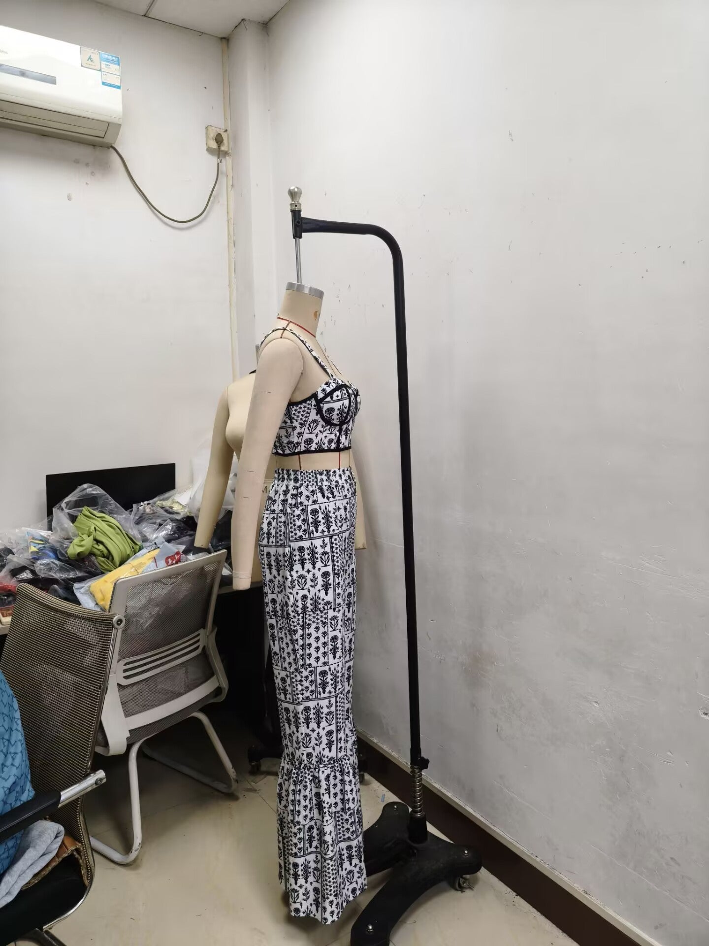 Women's Fashion Black/White Print Strap Top High-Waist Bell Bottom Pants Two-Piece Set 7