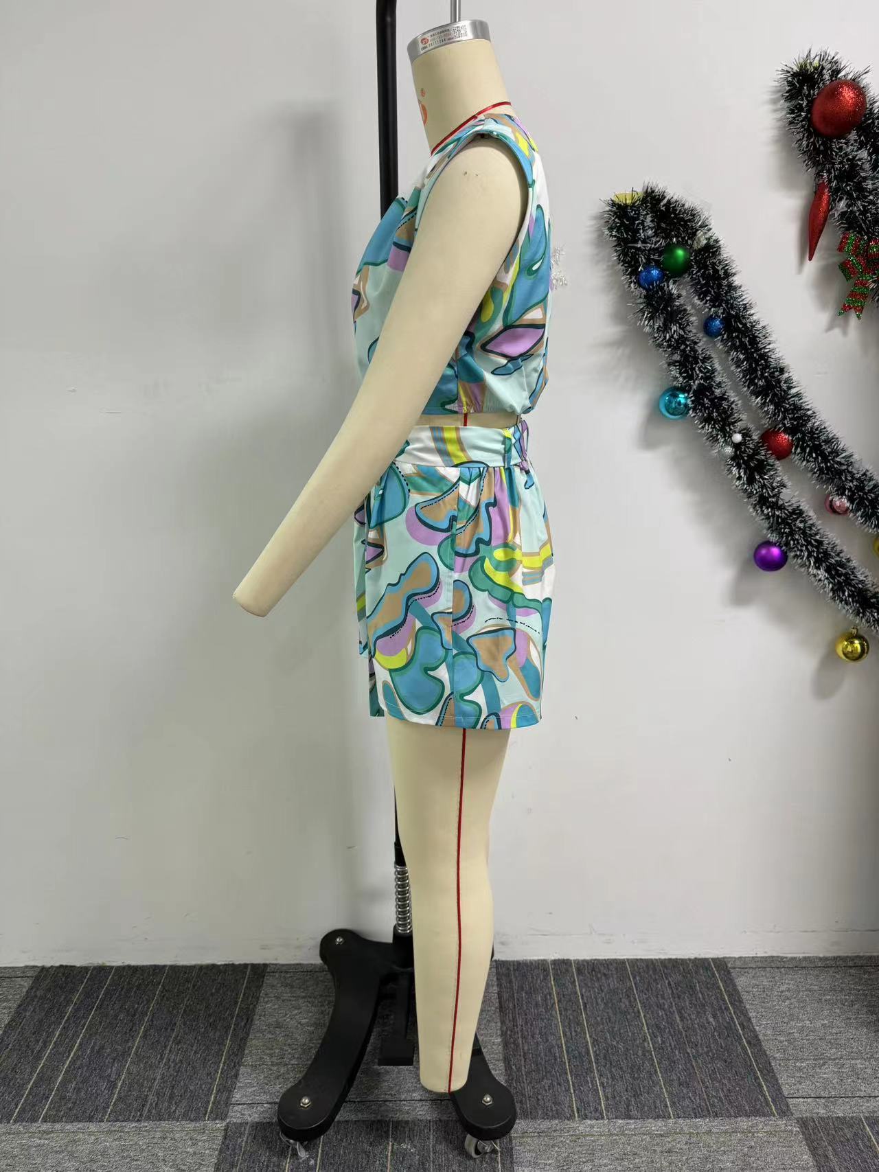 Women Printed V-Neck Sleeveless Top and Pleated Wide-Leg Shorts Two-Piece Set 9