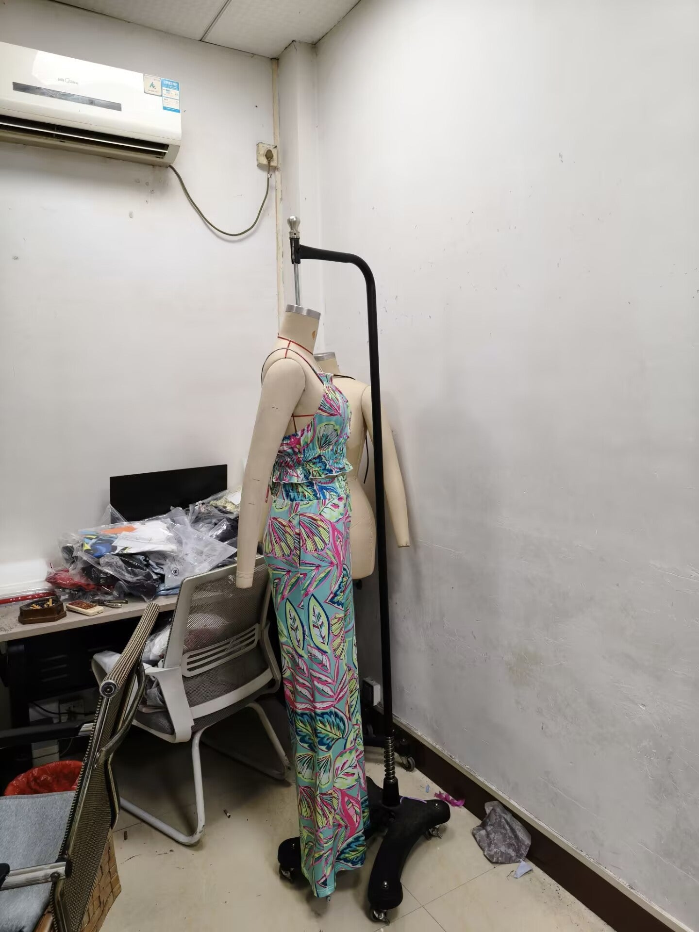 Women's Fashion Print Halter Neck Vest High-Waist Pants Two-Piece Set 10