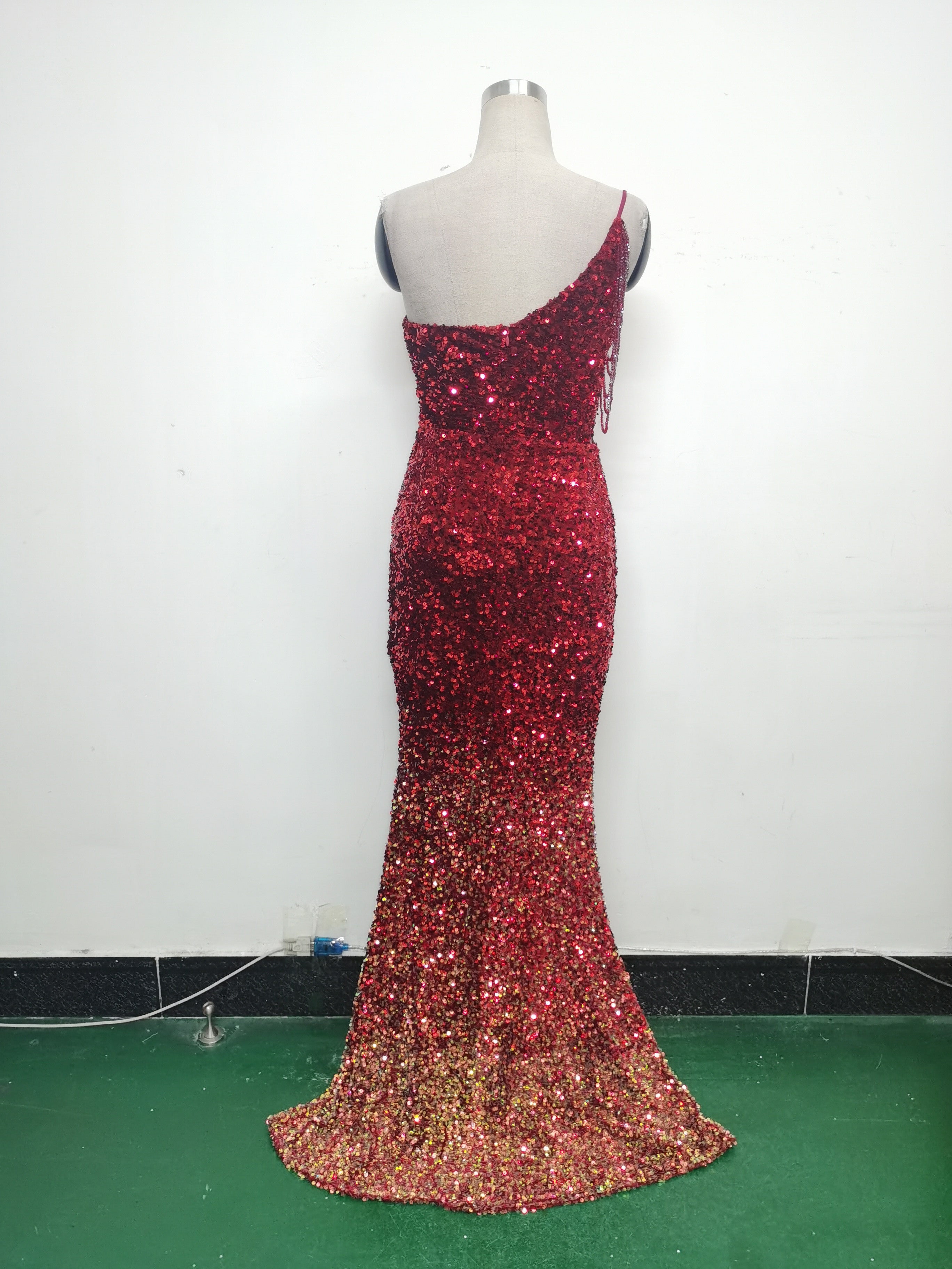 Gradient Sequins One-Shoulder Strap Evening Dress 32