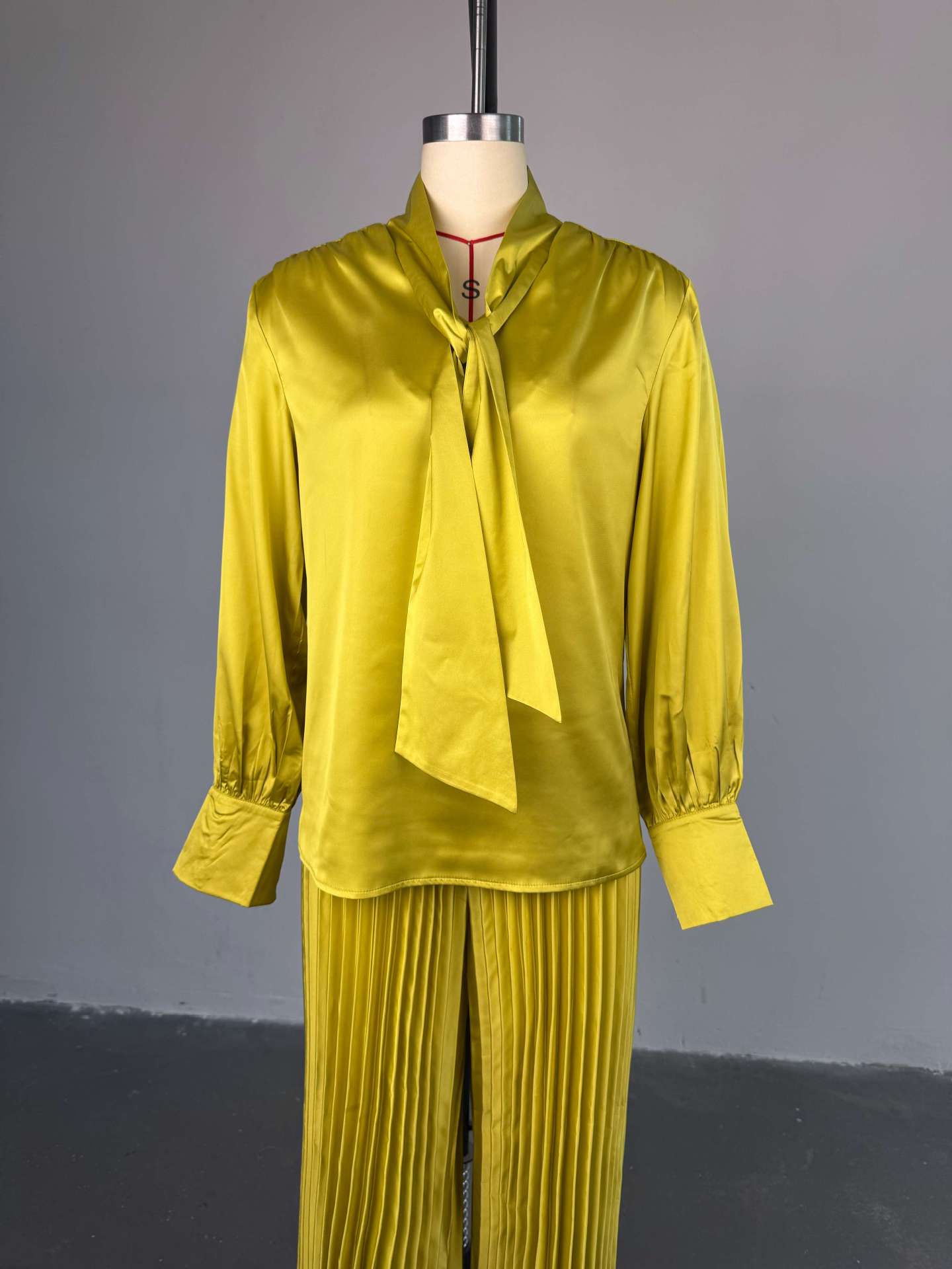 Women Summer Lace-up V-Neck Lantern Sleeve Shirt and Pleated Wide Leg Pants Two Piece Set 9