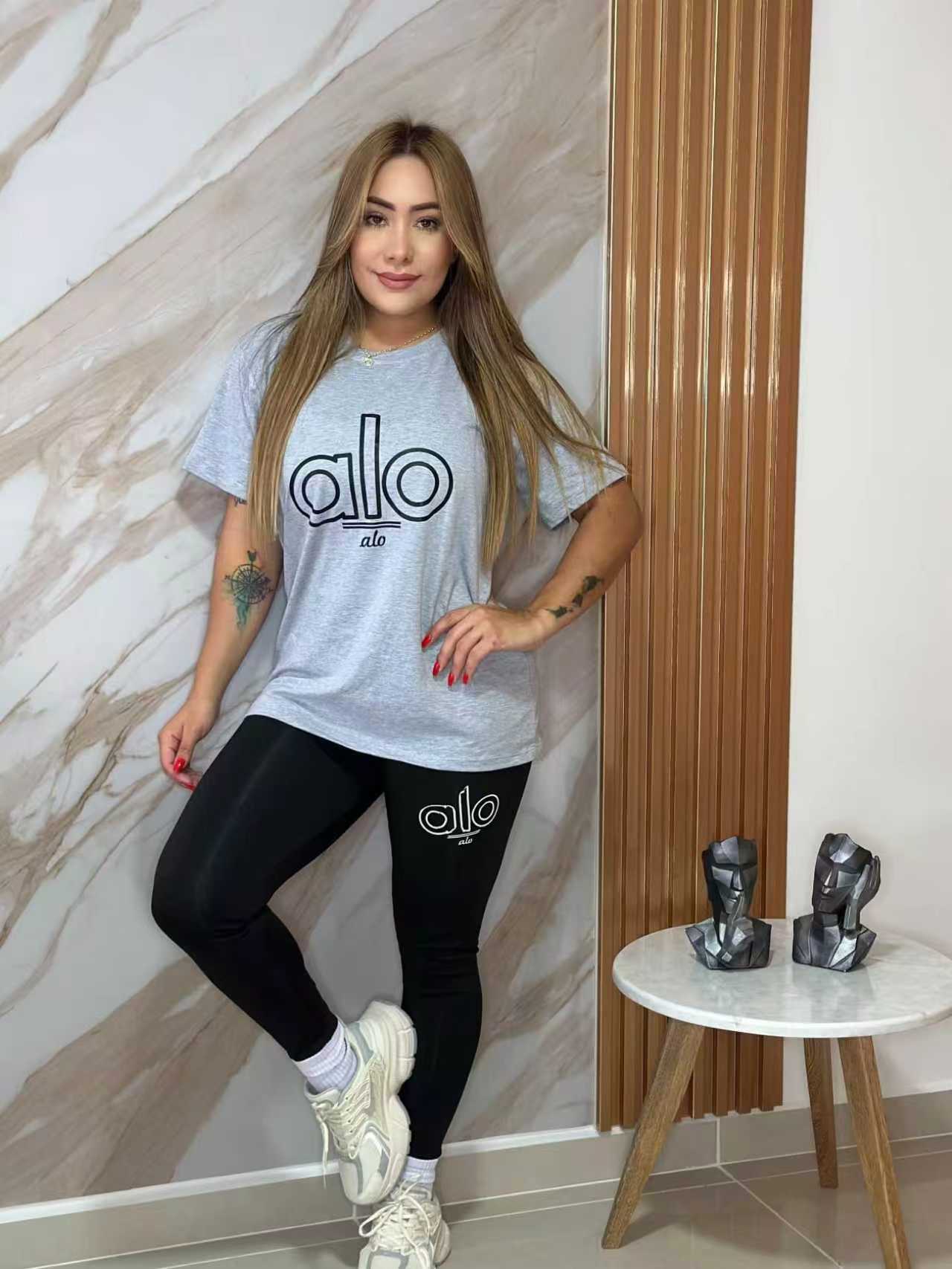 Women Round Neck Short-Sleeved Top and Pants Two-Piece Set