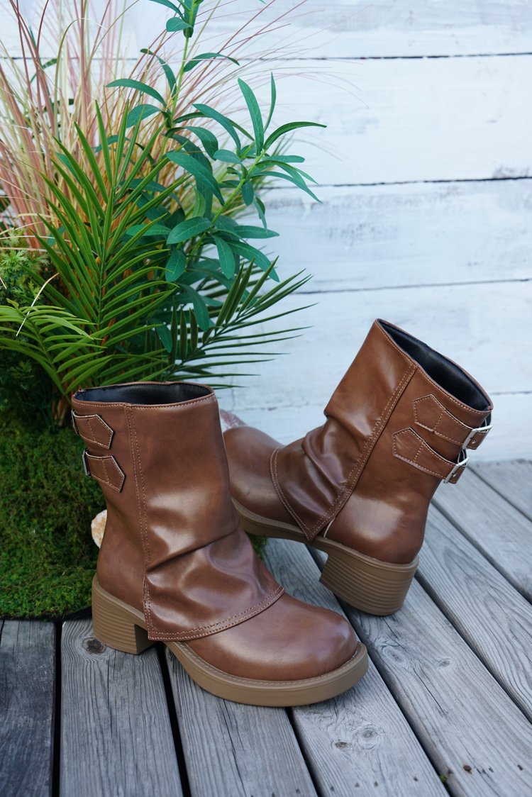 Stylish Brown Mid-Calf Boots with Chunky Sole Fashion Shorts for Women 18