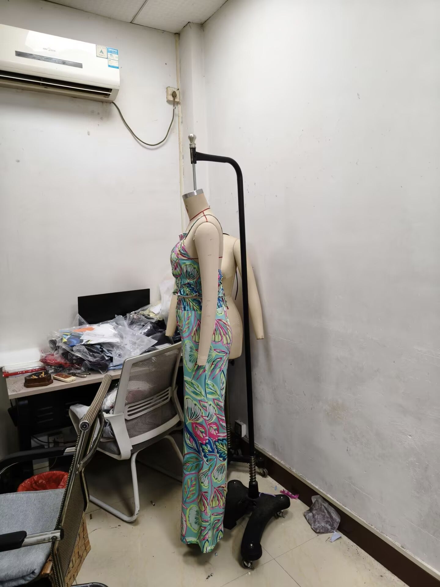 Women's Fashion Print Halter Neck Vest High-Waist Pants Two-Piece Set 9