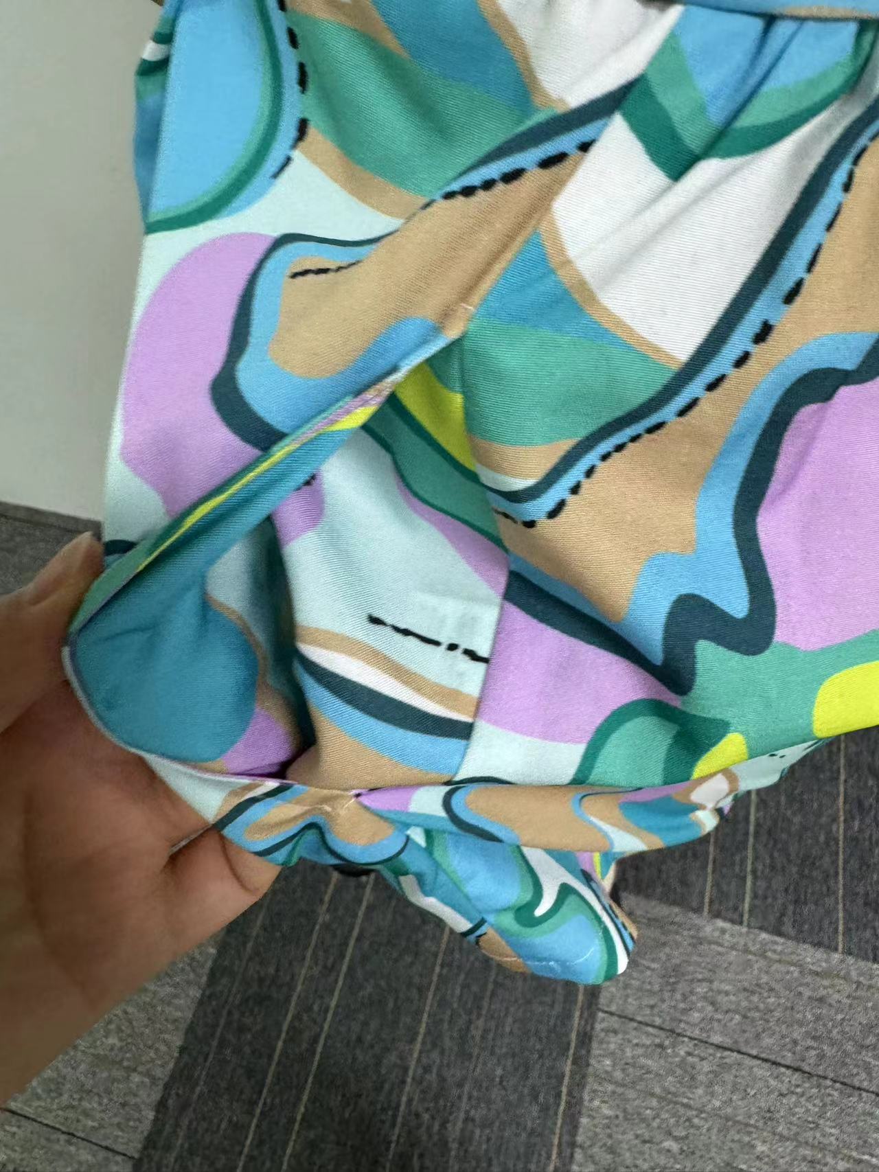 Women Printed V-Neck Sleeveless Top and Pleated Wide-Leg Shorts Two-Piece Set 13