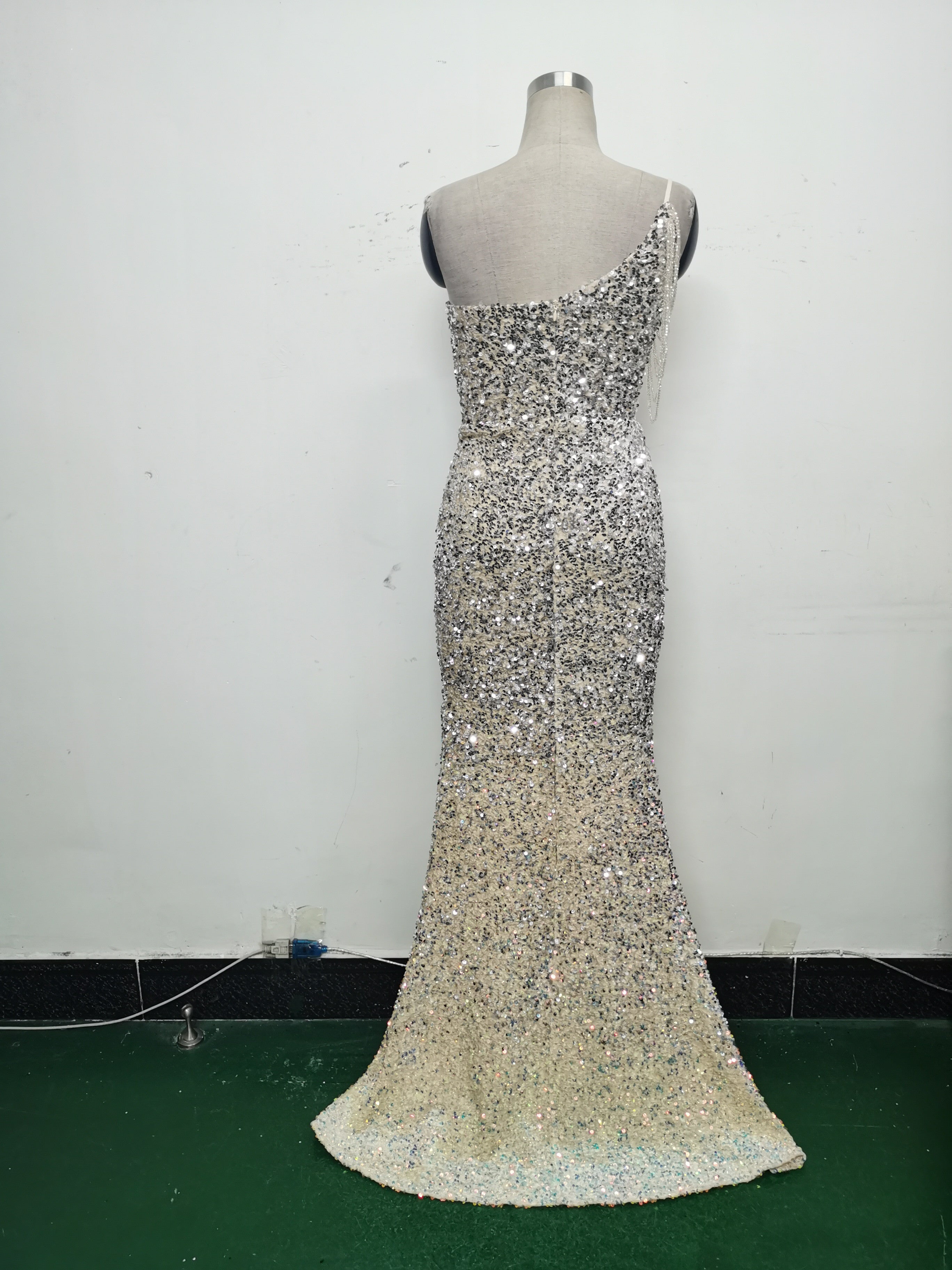 Gradient Sequins One-Shoulder Strap Evening Dress 22