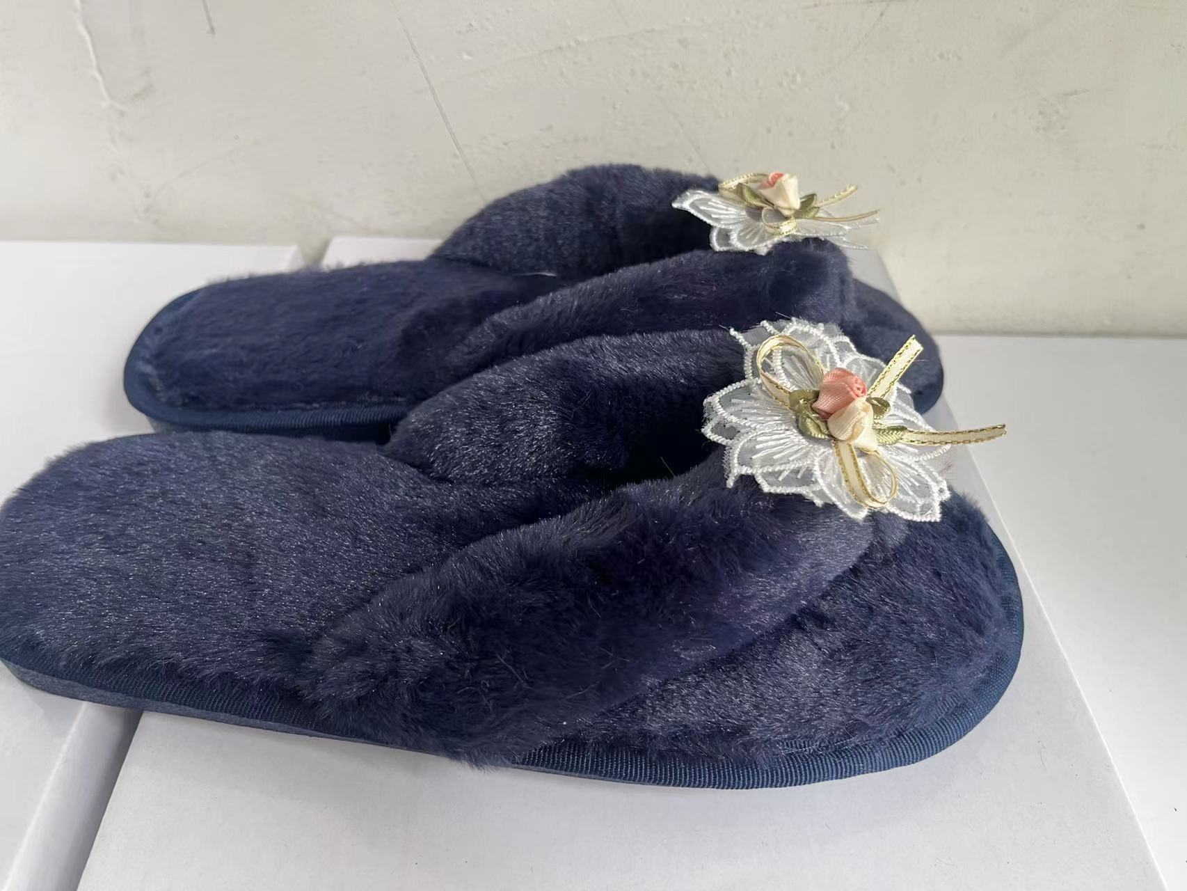 Women warm furry slippers 11