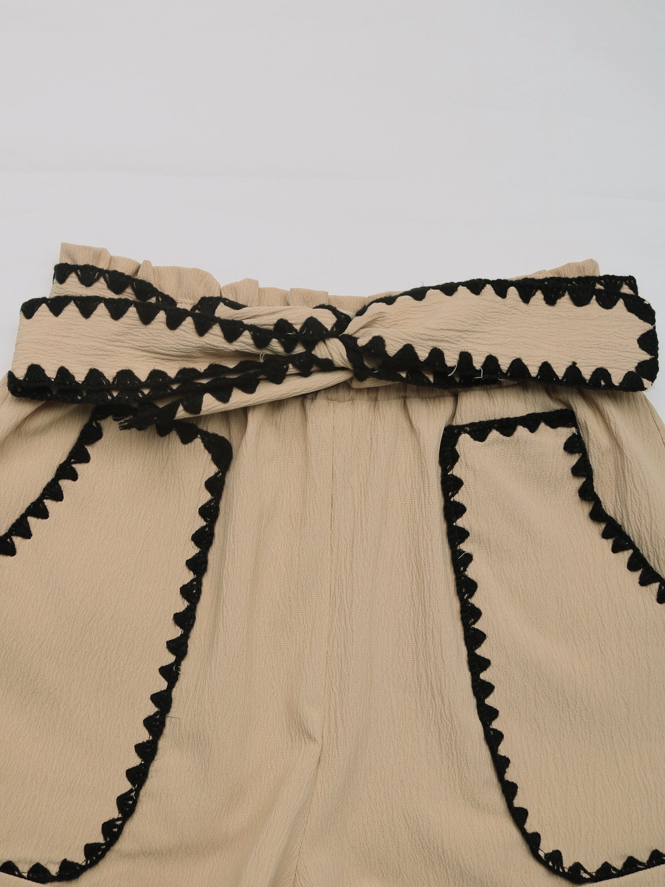 Women summer pocket lace casual contrast trim shorts 5