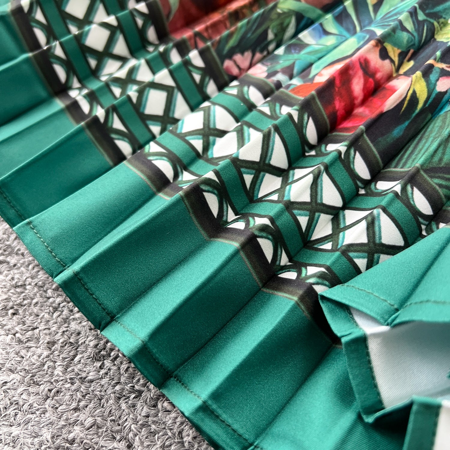 Fashion Women's Contrast Color Print Long Sleeved Shirt High Waist Pleated Skirt Two Piece Set 14