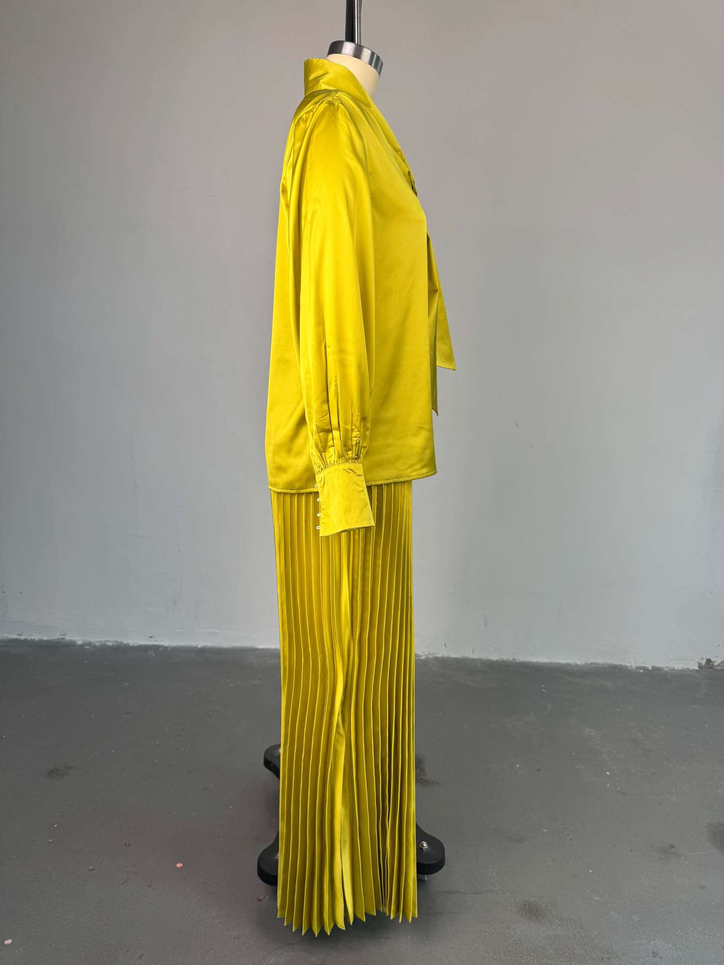 Women Summer Lace-up V-Neck Lantern Sleeve Shirt and Pleated Wide Leg Pants Two Piece Set 10