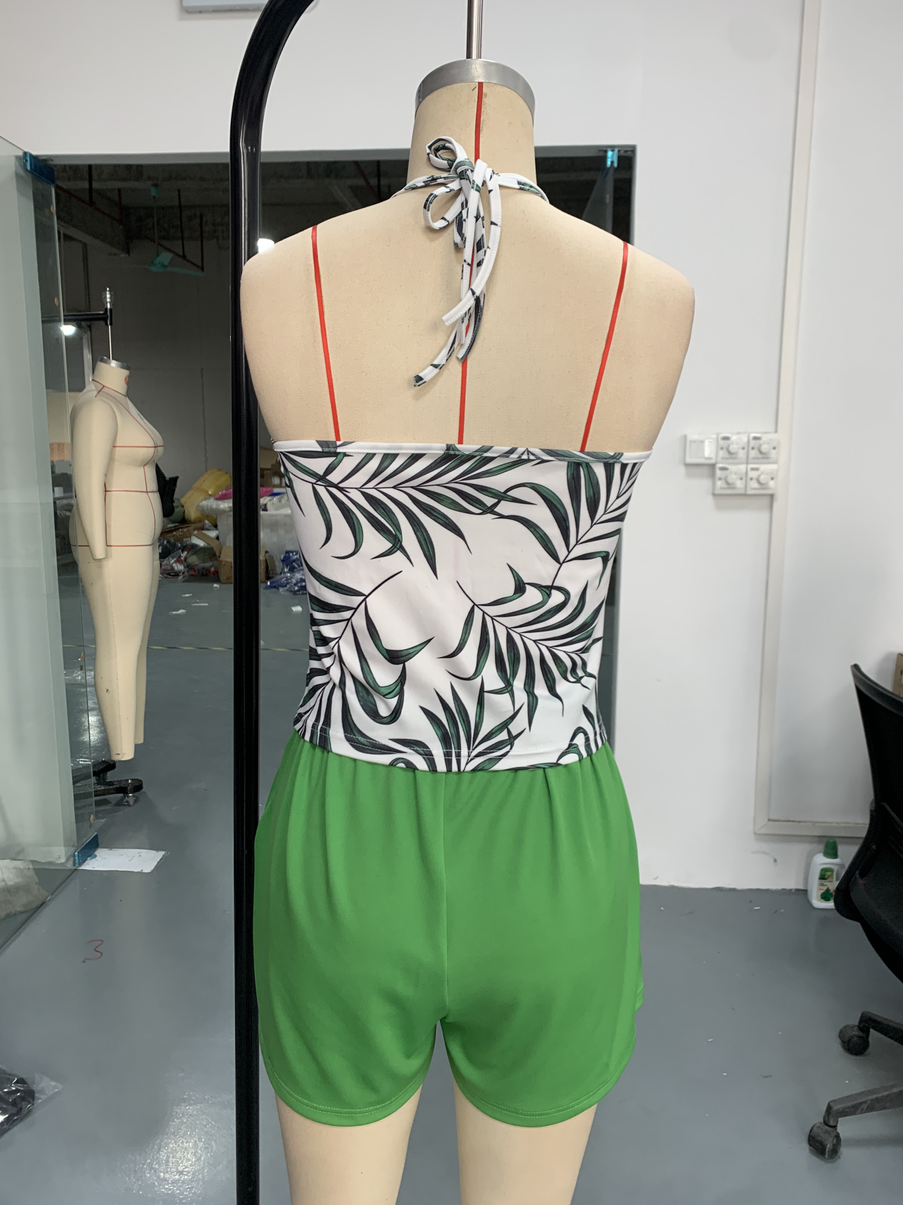 Summer Fashion Printed Halter Neck Top Solid Color Skirts Two-Piece Set 4