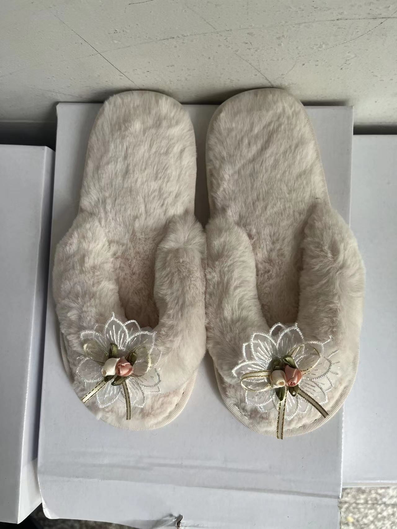 Women warm furry slippers 17