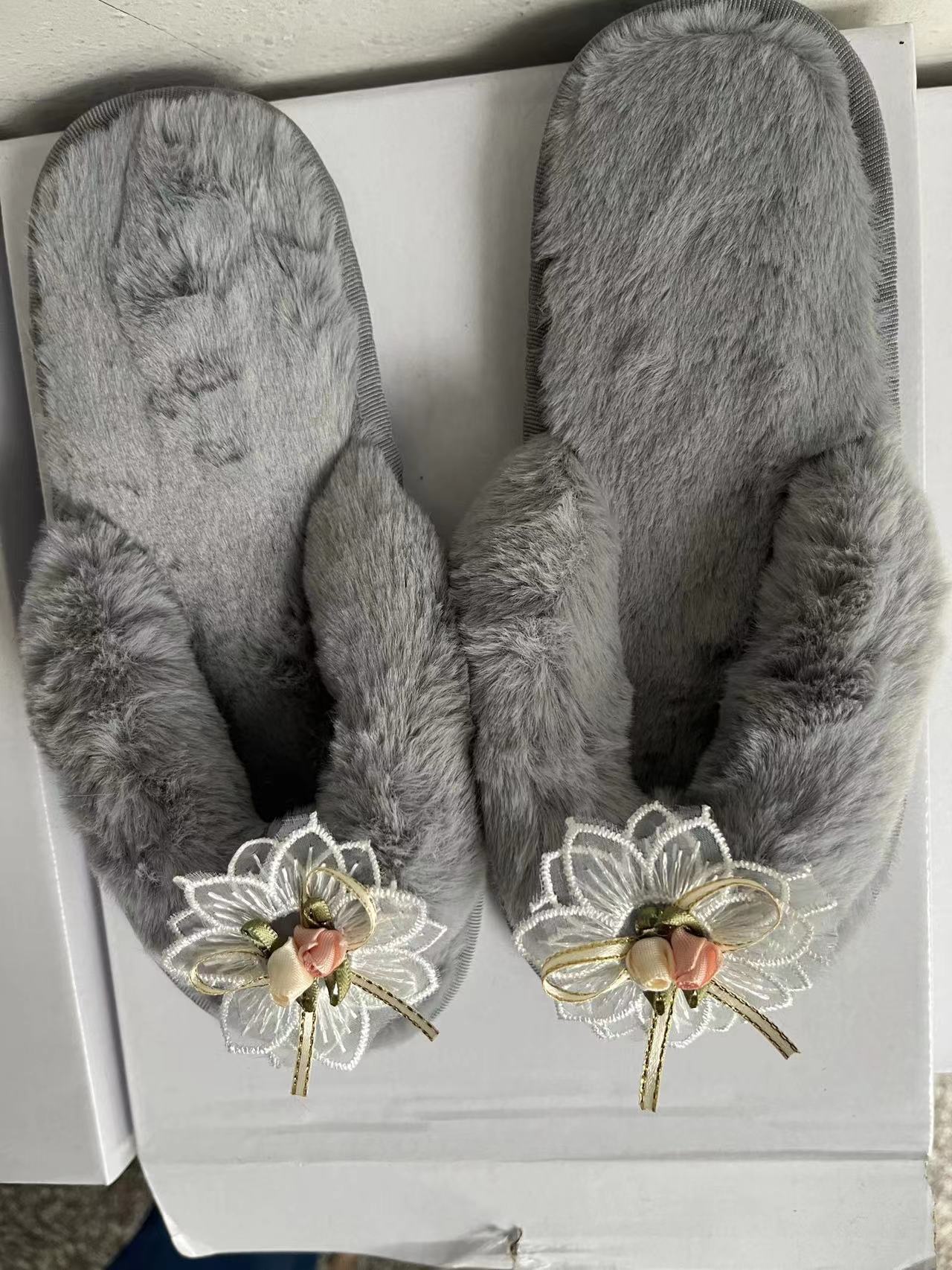 Women warm furry slippers 15