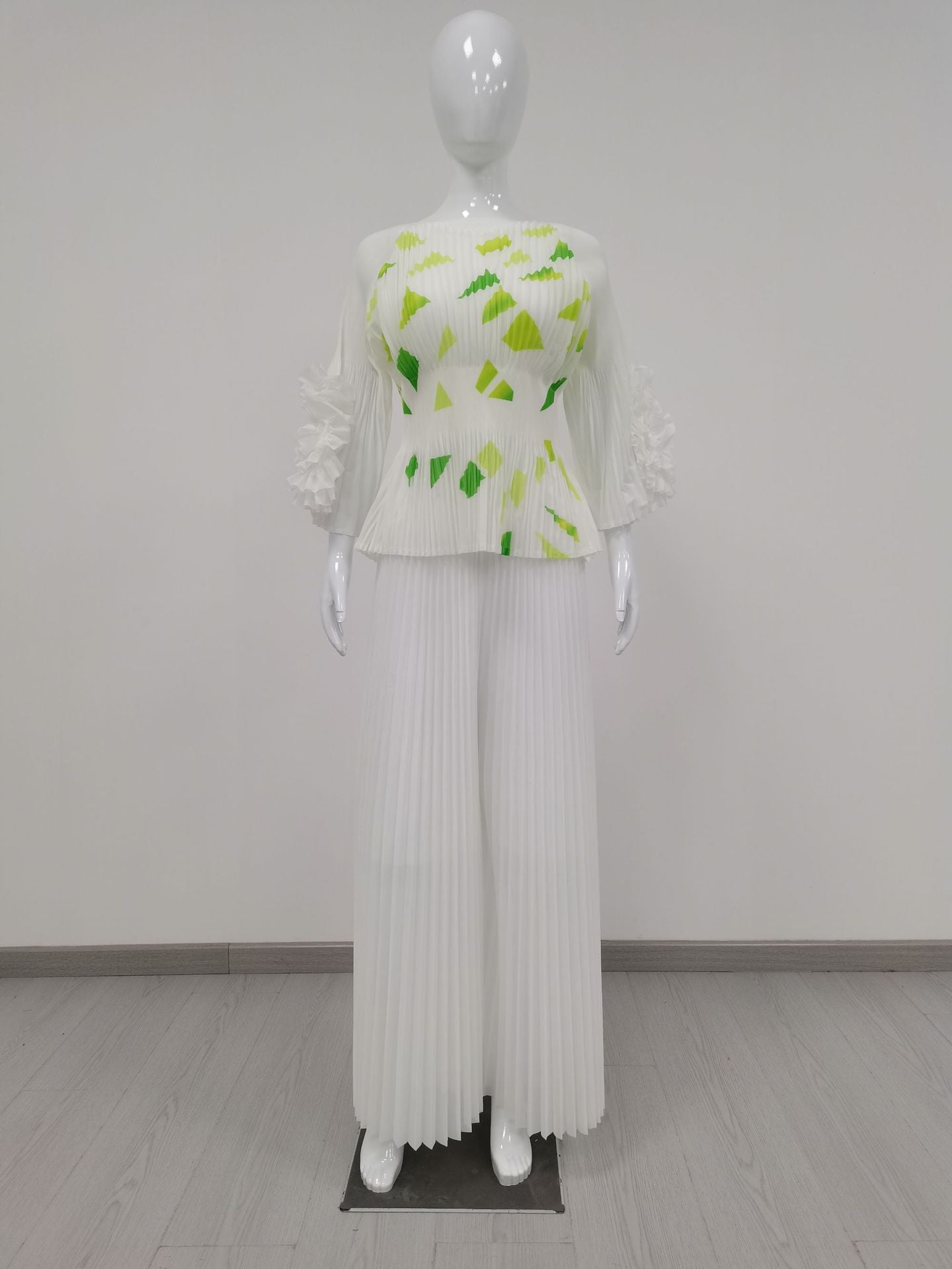 Plus Size Women Casual Pleated Top and Wide Leg Pants Two Piece Set 4