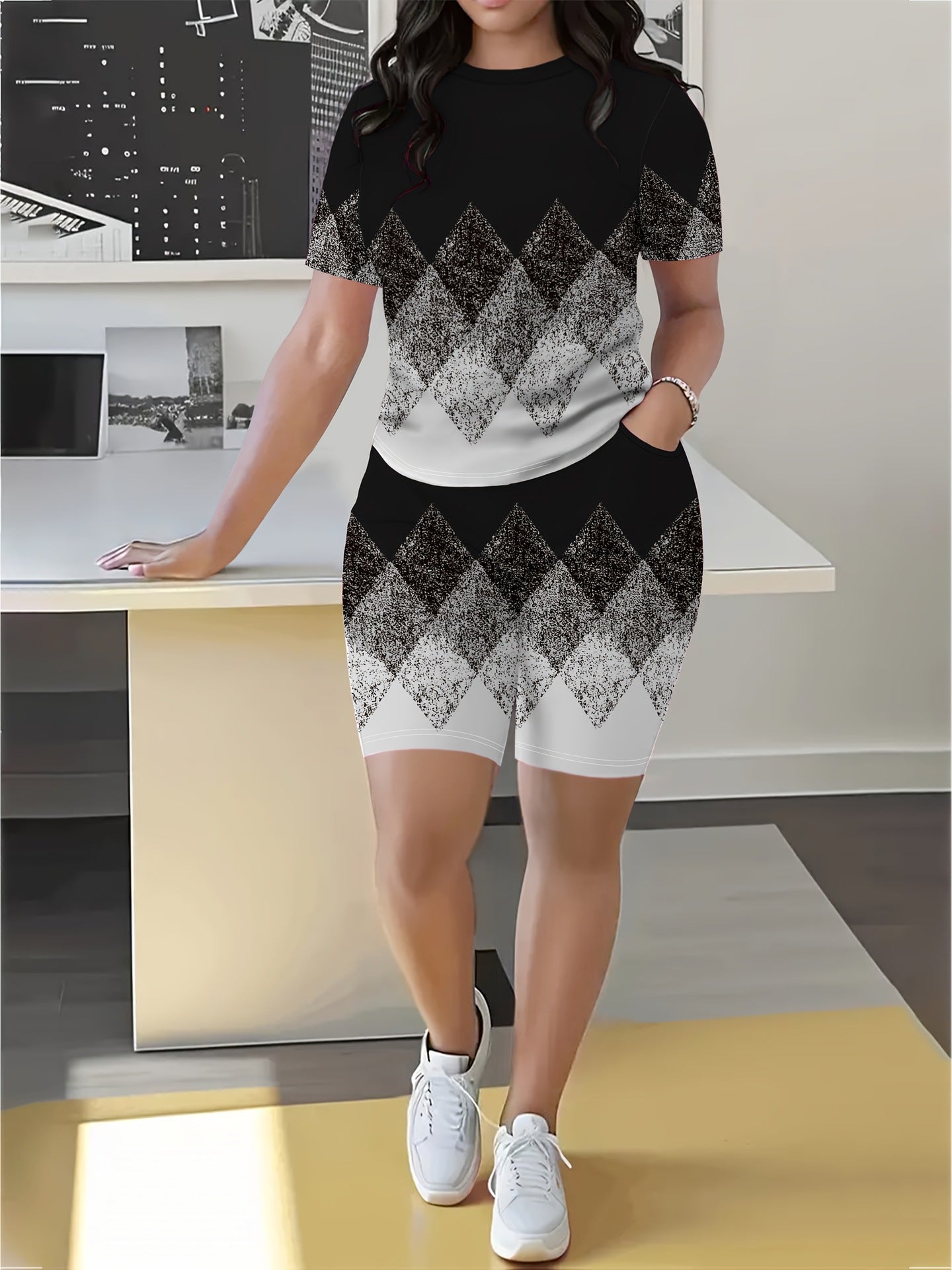 Women's Spring/Summer Geometric Stripe Round Neck T-Shirt & Tight-Fit Shorts Casual Set 9