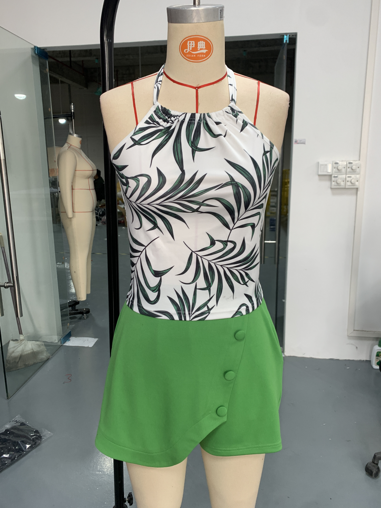 Summer Fashion Printed Halter Neck Top Solid Color Skirts Two-Piece Set 3