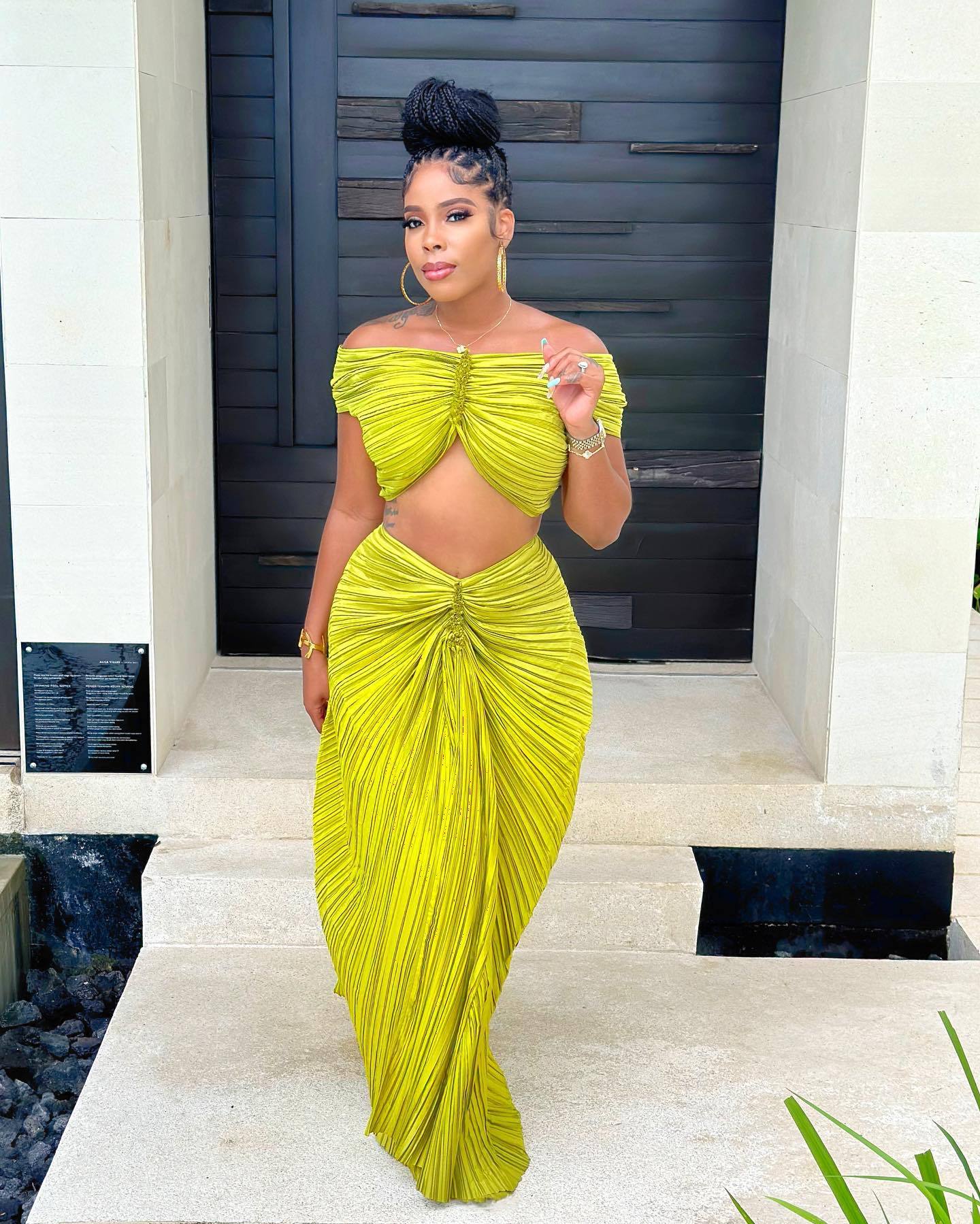 Women Solid Pleated Off Shoulder Top and Skirt Two-Piece Set 3