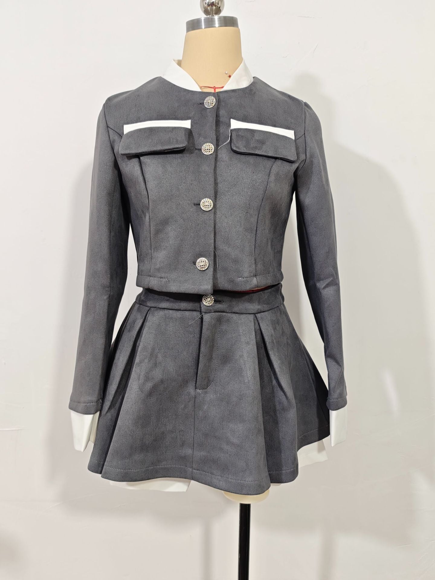 Women Contrast Button Crop Top and Mini Skirt Two-piece Set 5