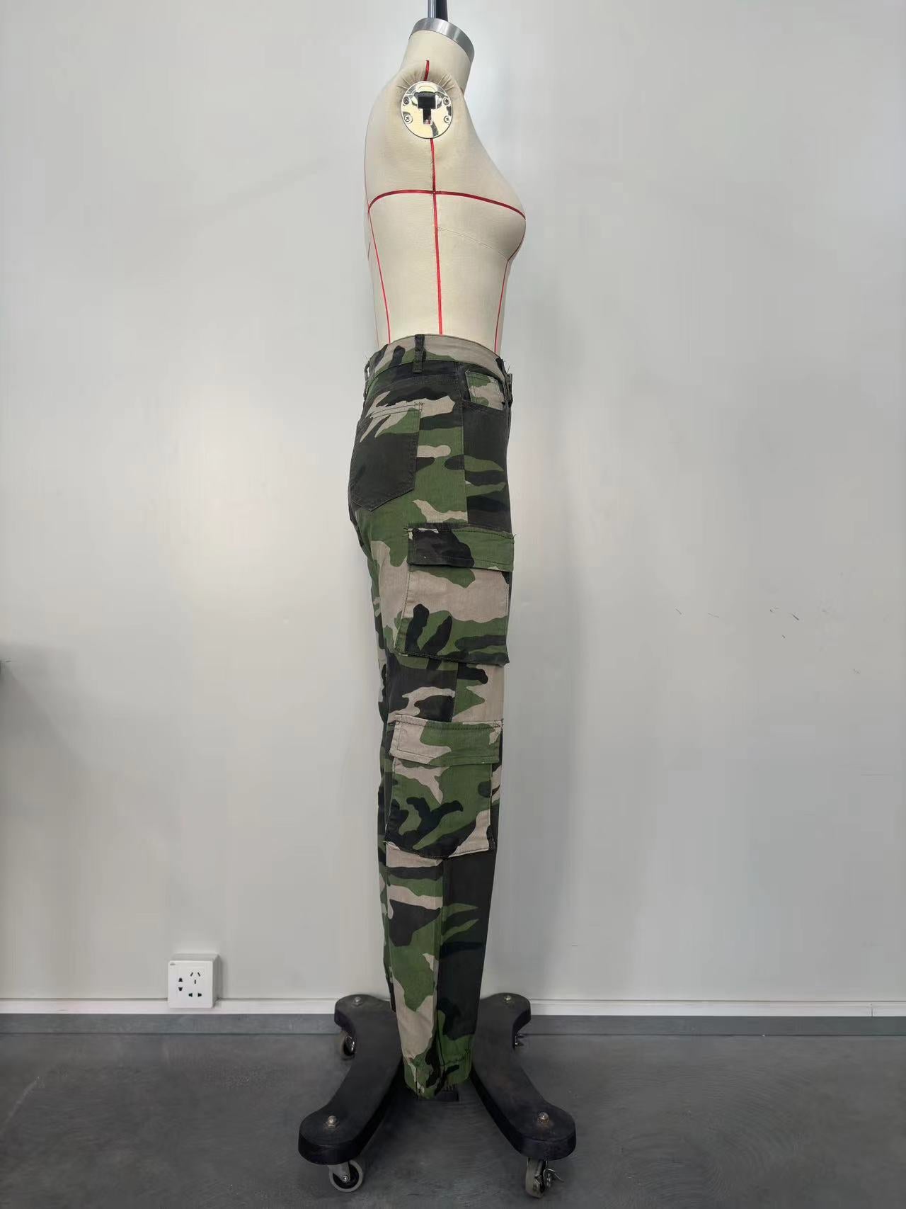 Women camouflage print accordion pocket trousers 6