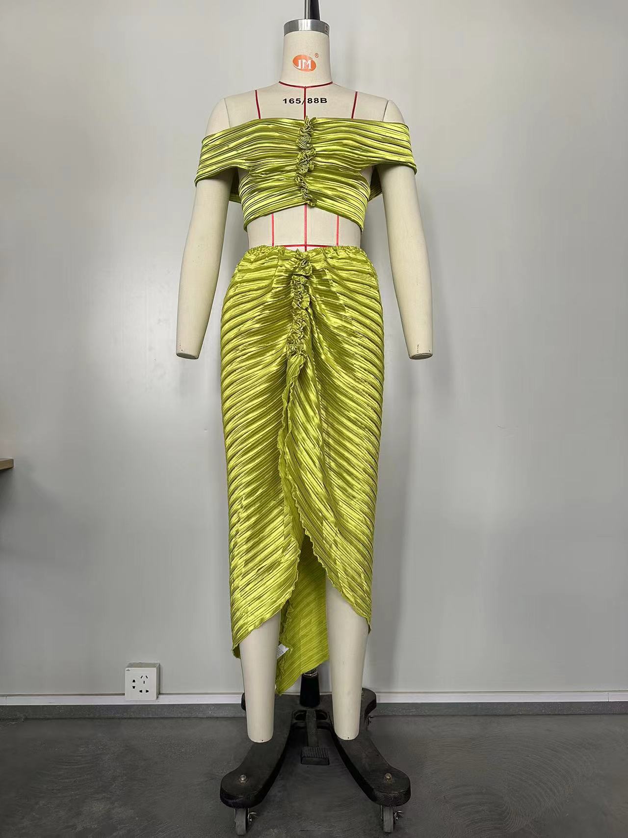 Women Solid Pleated Off Shoulder Top and Skirt Two-Piece Set 12