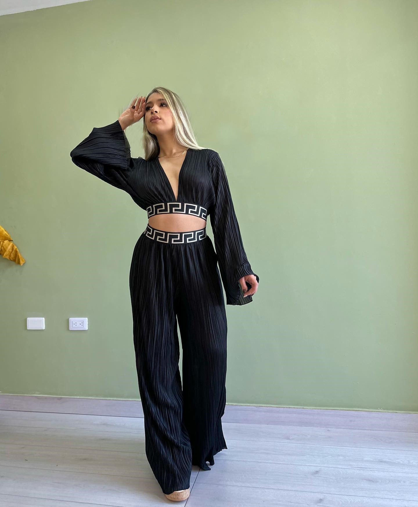 Women's Sweet Pleated V-Neck Bell Bottom Sleeve Shirt Wide Leg Pants Casual Suit 16