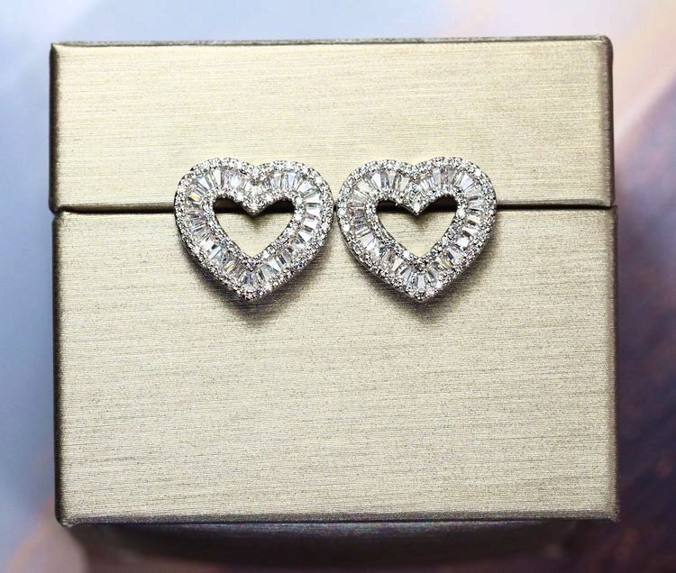BamBam Women Heart Shaped Diamond Stud Earrings - BamBam